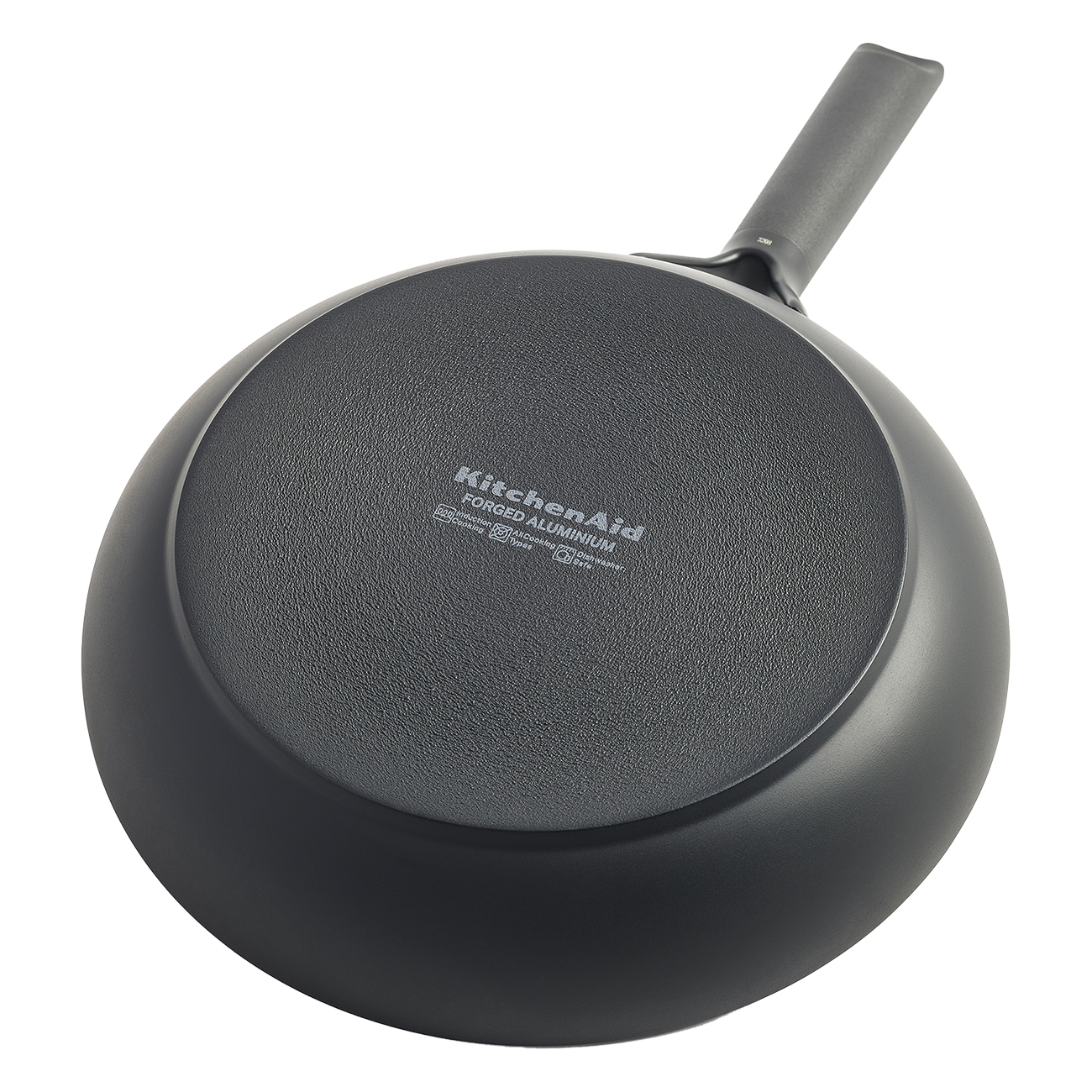 Schwarze KitchenAid Bratpfanne, Ansicht von unten, mit Markenlogo und Text, auf weißem Hintergrund.