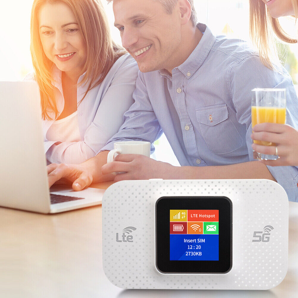 Ein Paar nutzt Laptop und WLAN-Hotspot am Tisch. Ein Saftglas steht daneben.
