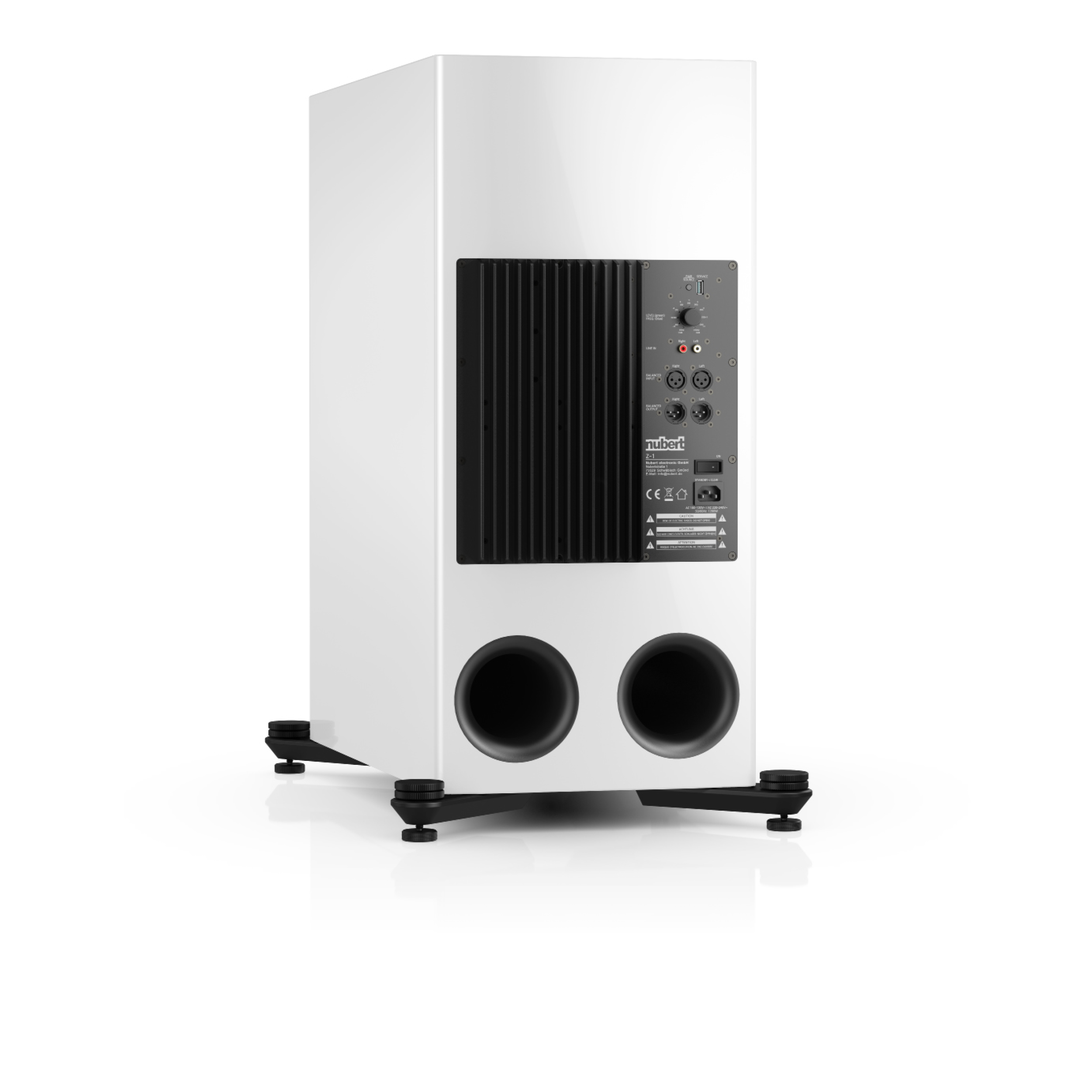 Weißer Subwoofer mit schwarzem Gitter und zwei unteren Anschlüssen, auf schwarzen Füßen.