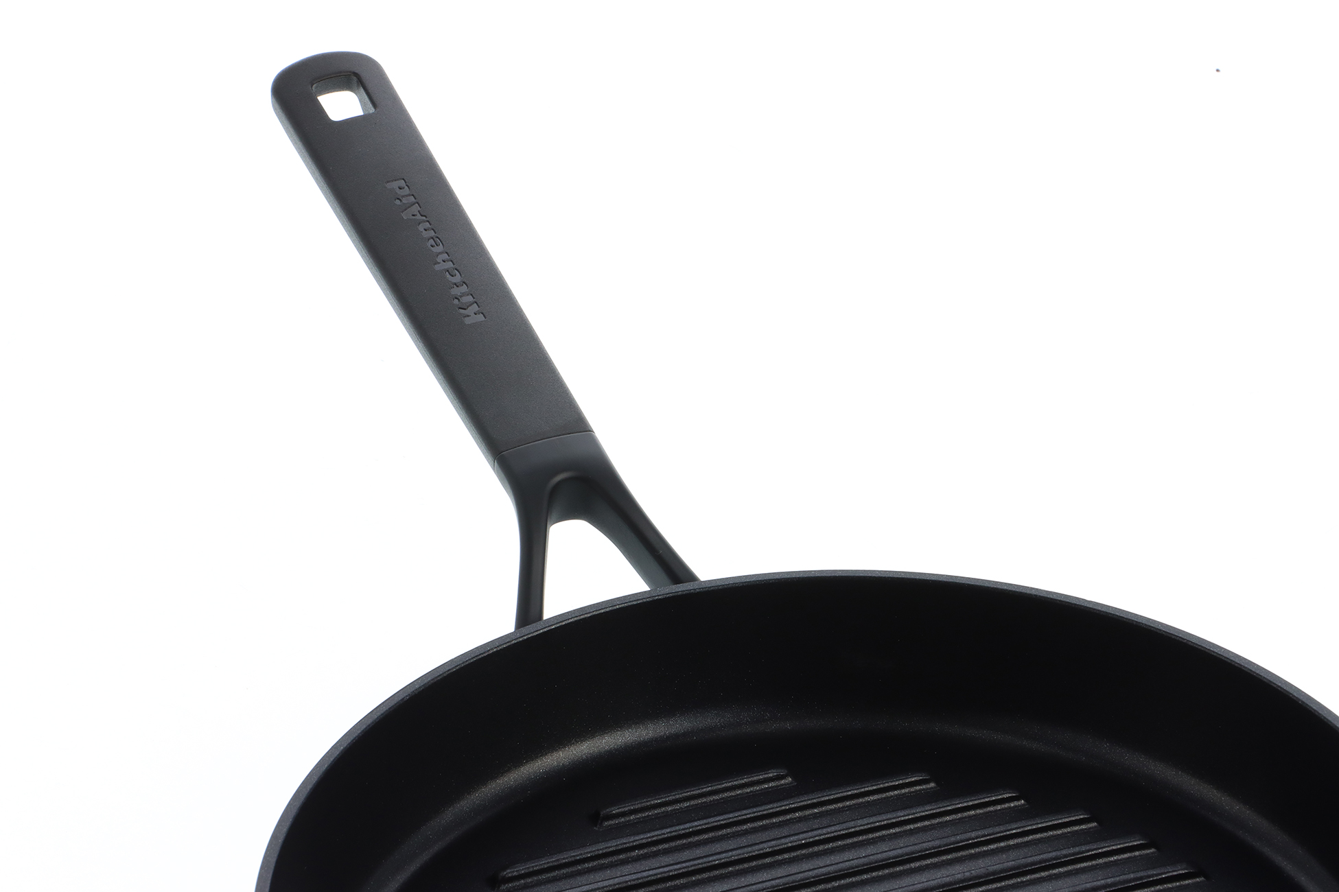 Eine schwarze KitchenAid Grillpfanne mit Griff, vor weißem Hintergrund.