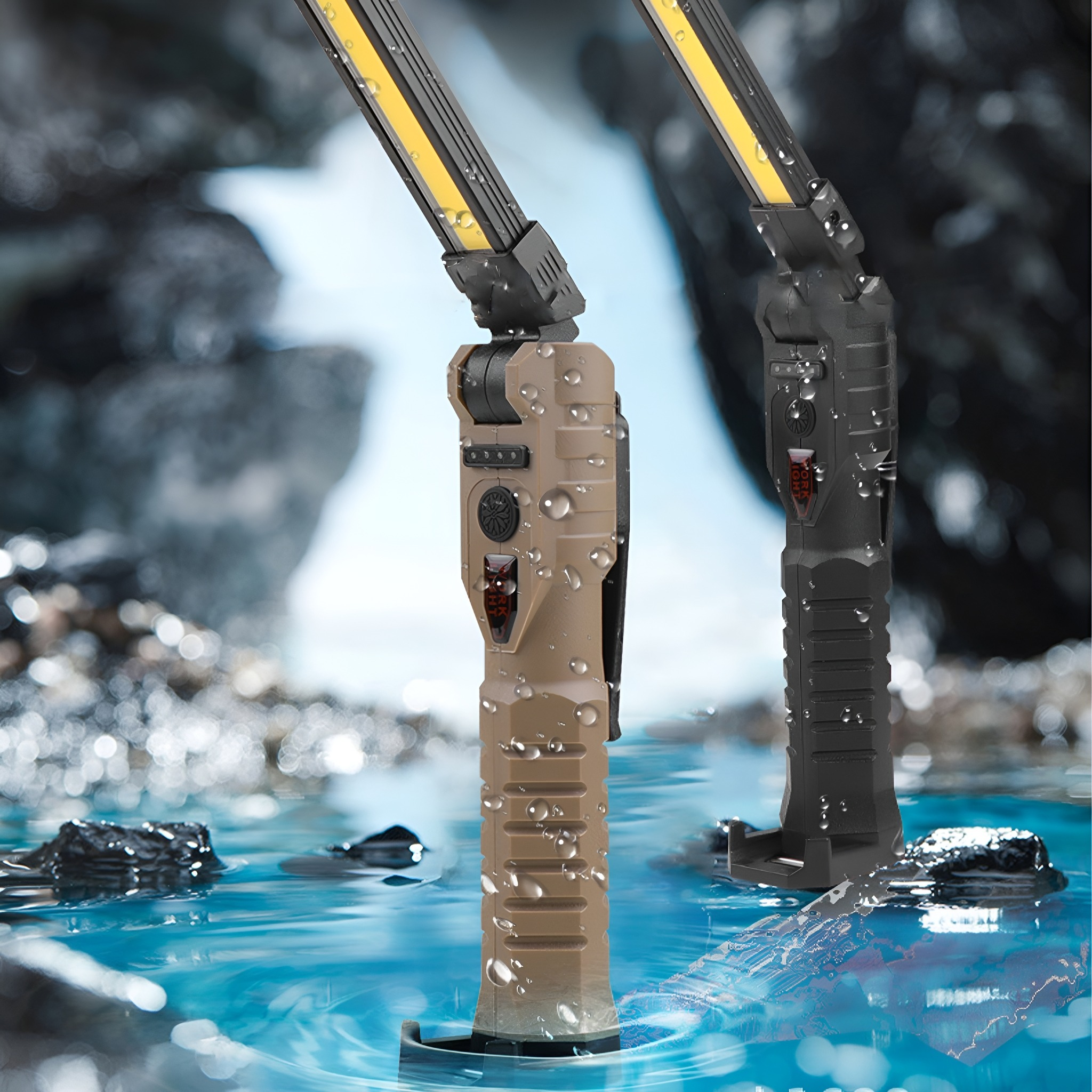 Zwei Taschenlampen im Wasser. Eine ist beige, die andere schwarz. Wassertropfen sind sichtbar.