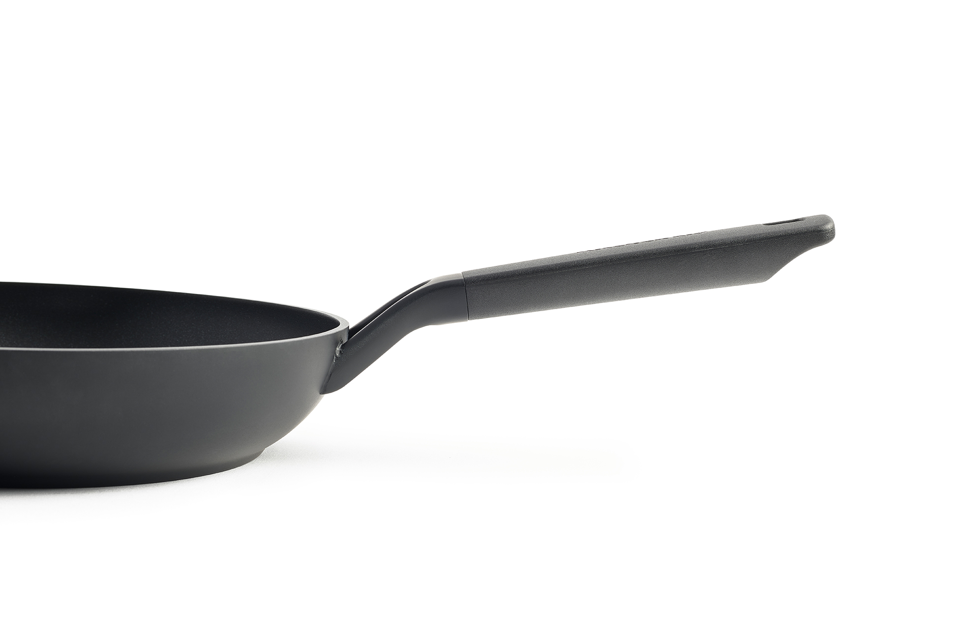 Schwarze Bratpfanne mit schwarzem Griff, weißer Hintergrund.