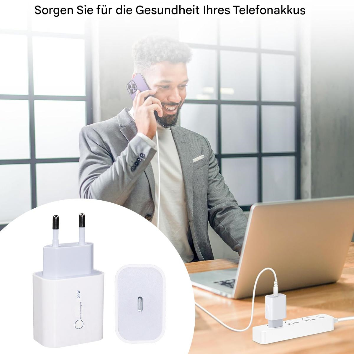 Ein Mann telefoniert und arbeitet am Laptop, während er sein Telefon mit einem weißen Ladegerät auflädt.