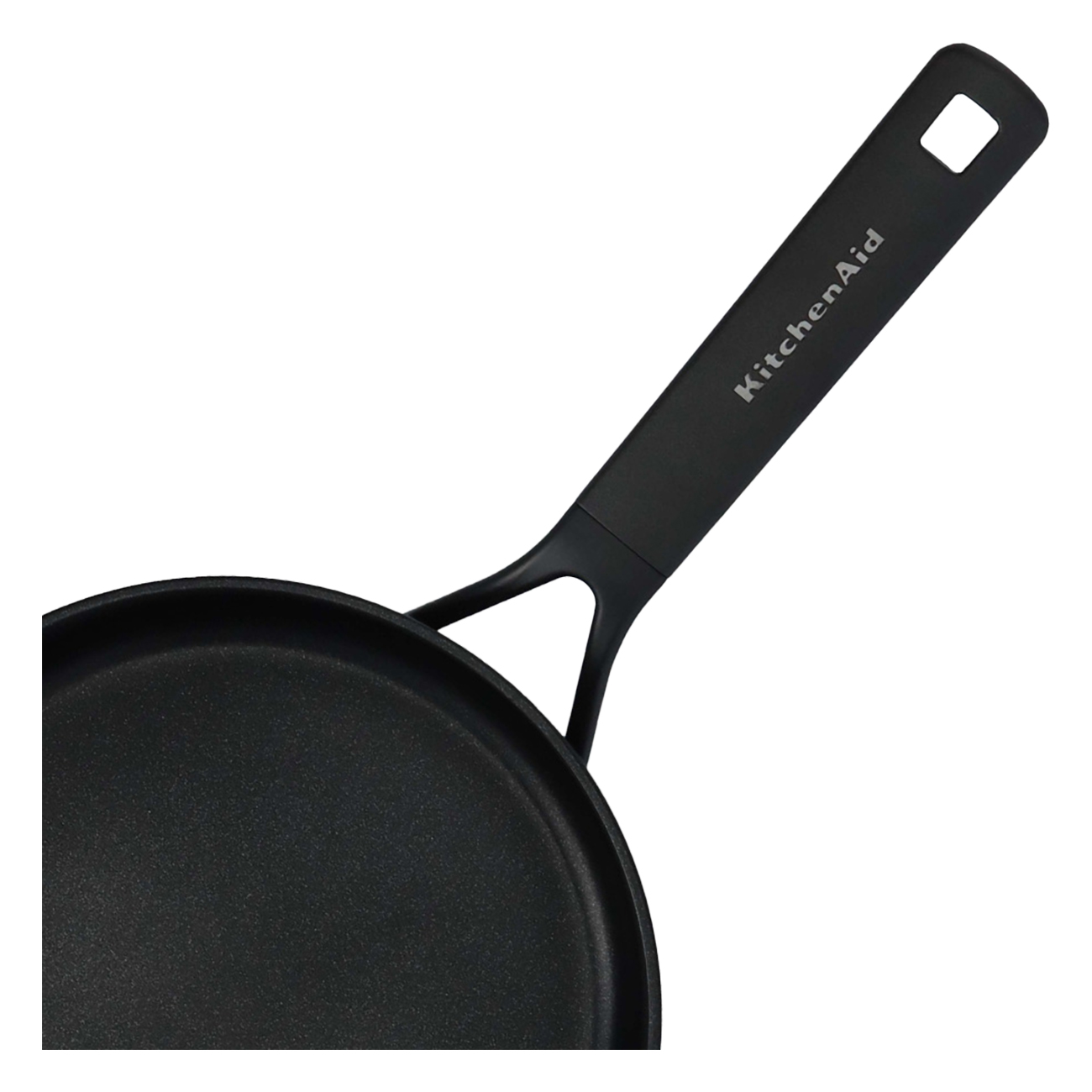 Nahaufnahme einer schwarzen KitchenAid-Bratpfanne mit schwarzem Griff. Der Griff hat das KitchenAid-Logo.