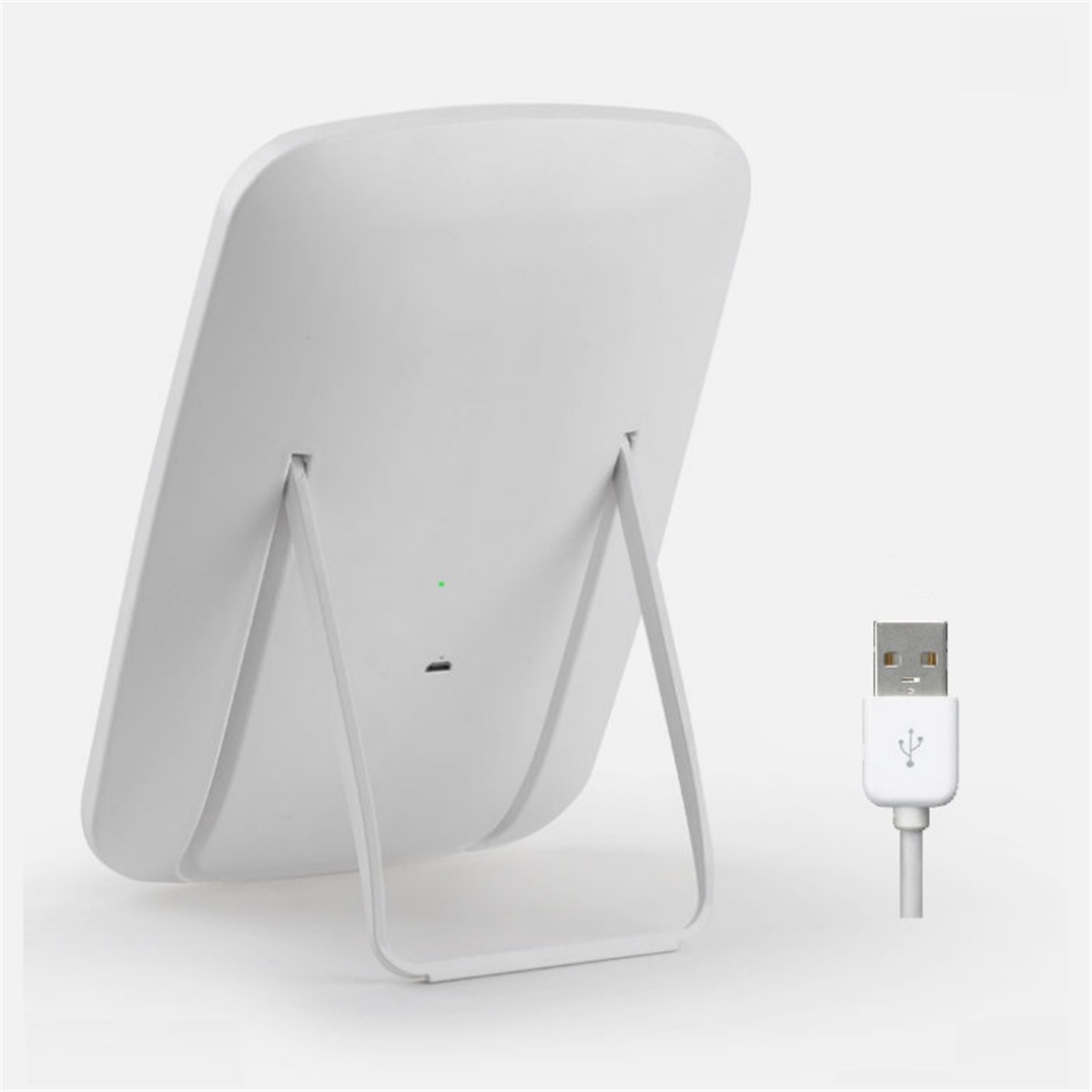 Weißes kabelloses Ladegerät mit Ständer und USB-Kabel auf weißem Hintergrund.