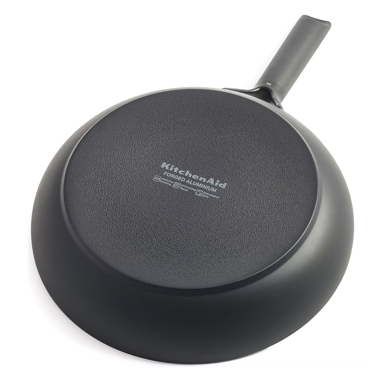 Schwarze Bratpfanne mit KitchenAid-Logo, Unteransicht, weißer Hintergrund.