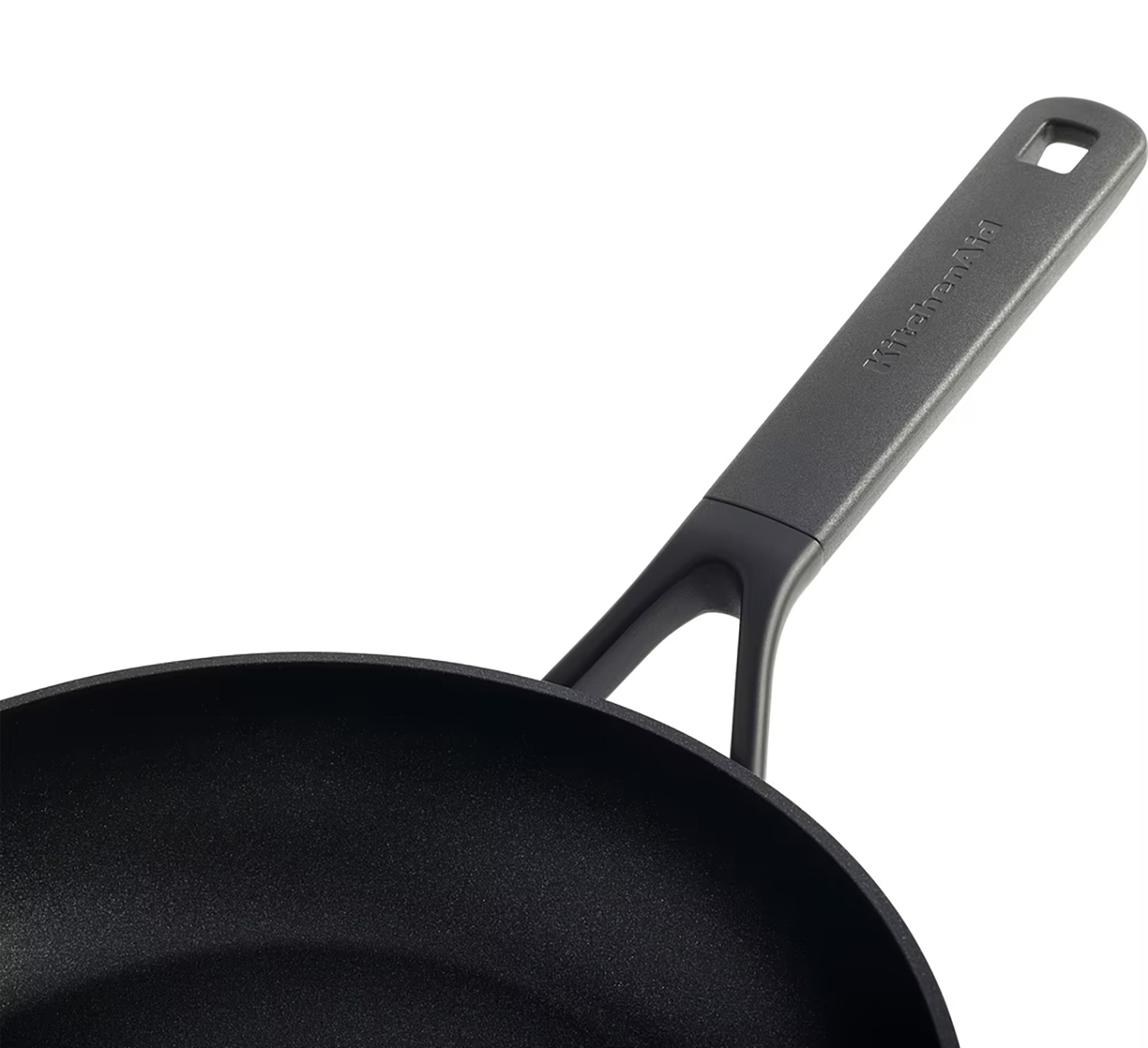 Nahaufnahme einer schwarzen Bratpfanne mit grauem Griff, beschriftet mit KitchenAid.