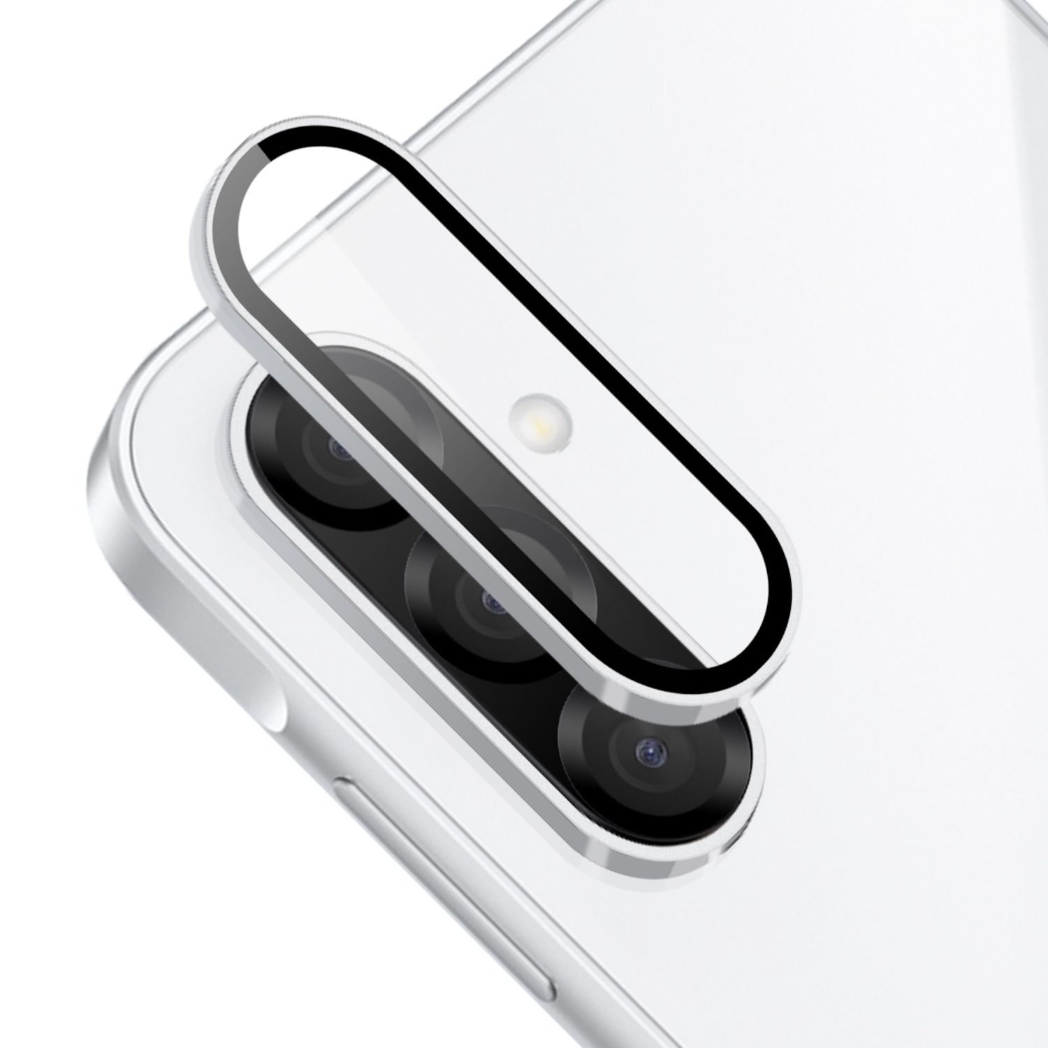 Primo piano della fotocamera di un telefono. Ha una cornice bianca e tre lenti.