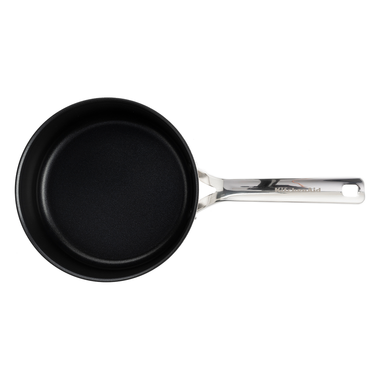 Eine schwarze Bratpfanne mit silbernem Griff, Draufsicht, vor weißem Hintergrund.