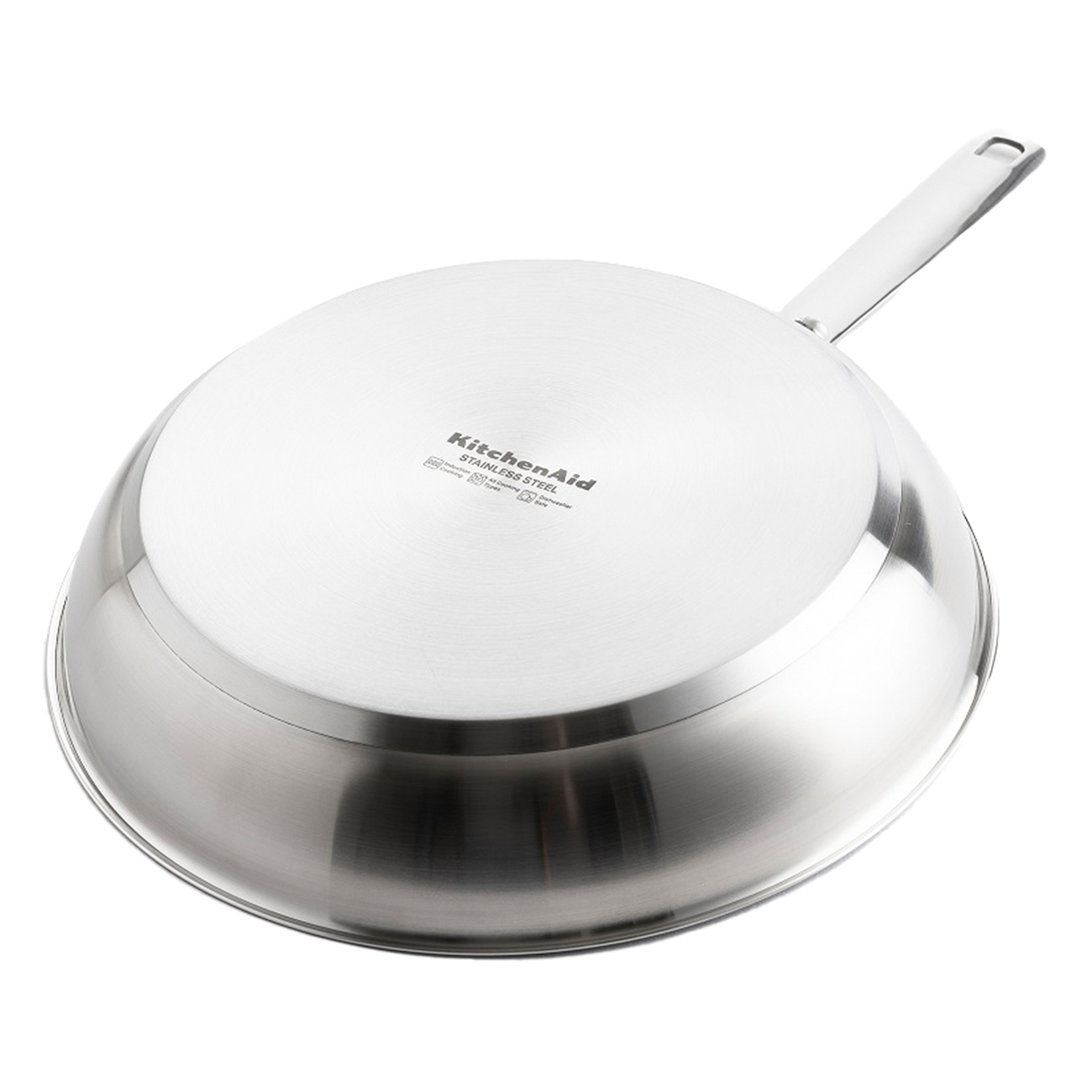 Die Unterseite einer Edelstahlpfanne mit dem KitchenAid-Logo.
