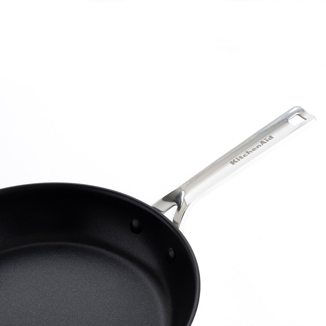 Schwarze KitchenAid Antihaft-Bratpfanne mit silbernem Griff. Weißer Hintergrund.