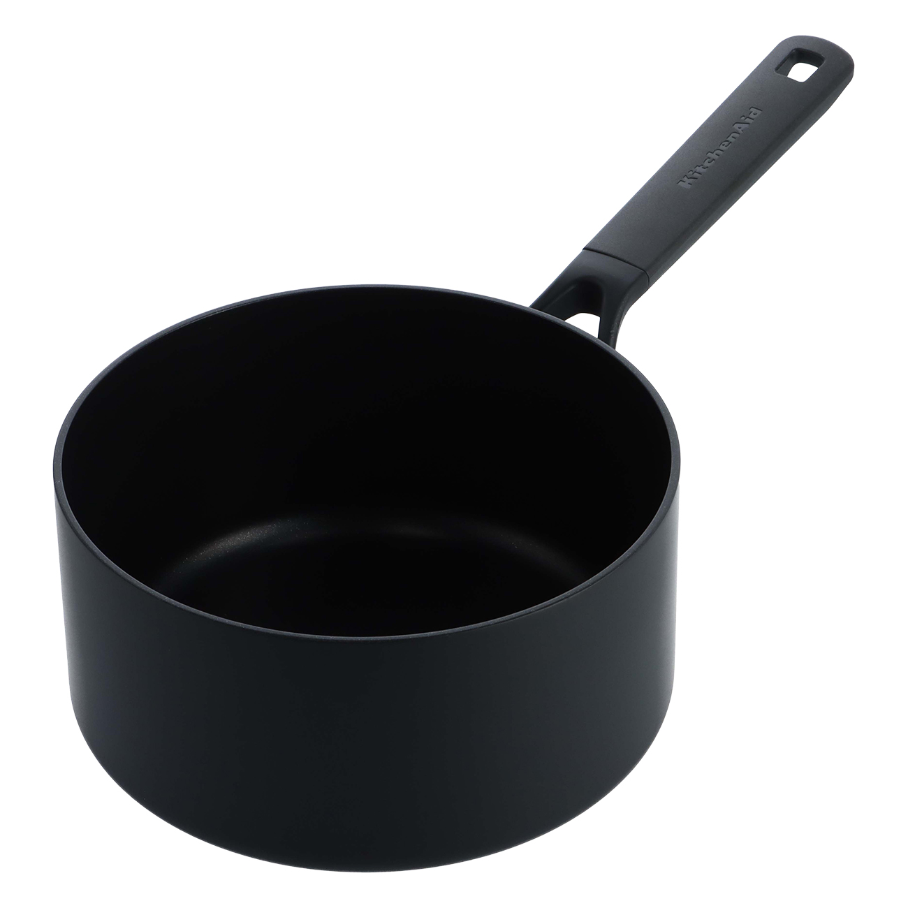 Schwarzer Kochtopf mit Griff. Marke Kitchenaid. Isoliert auf weißem Hintergrund. Einfaches und sauberes Design.