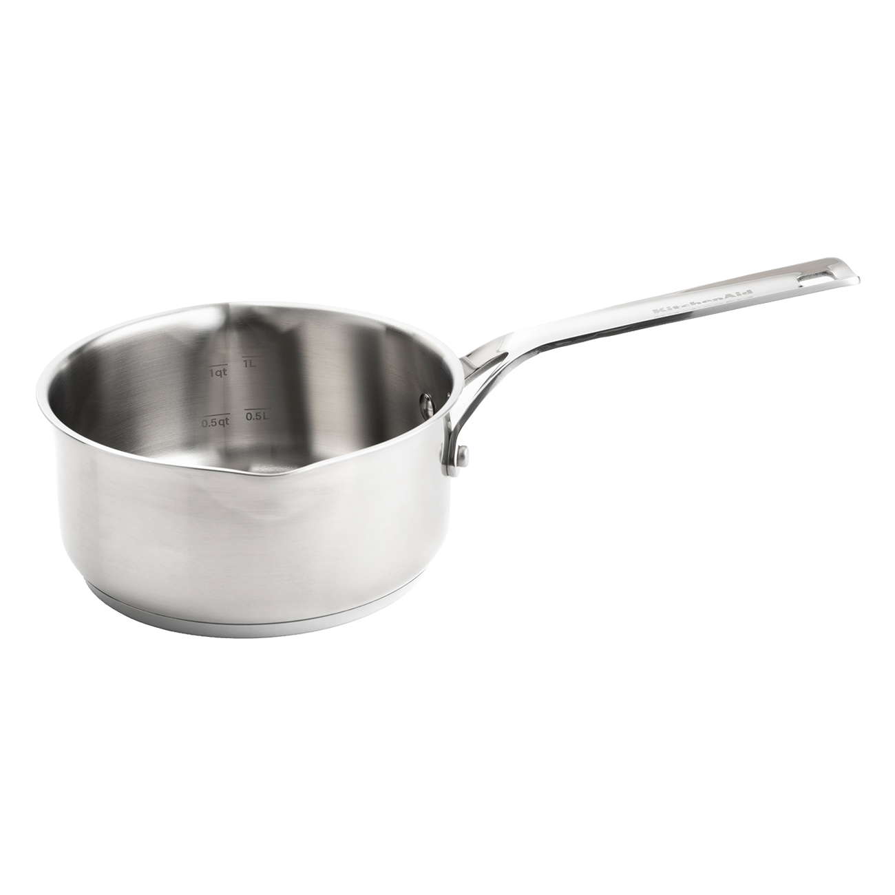 Ein Kochtopf von KitchenAid aus Edelstahl mit Messungen an der Seite.