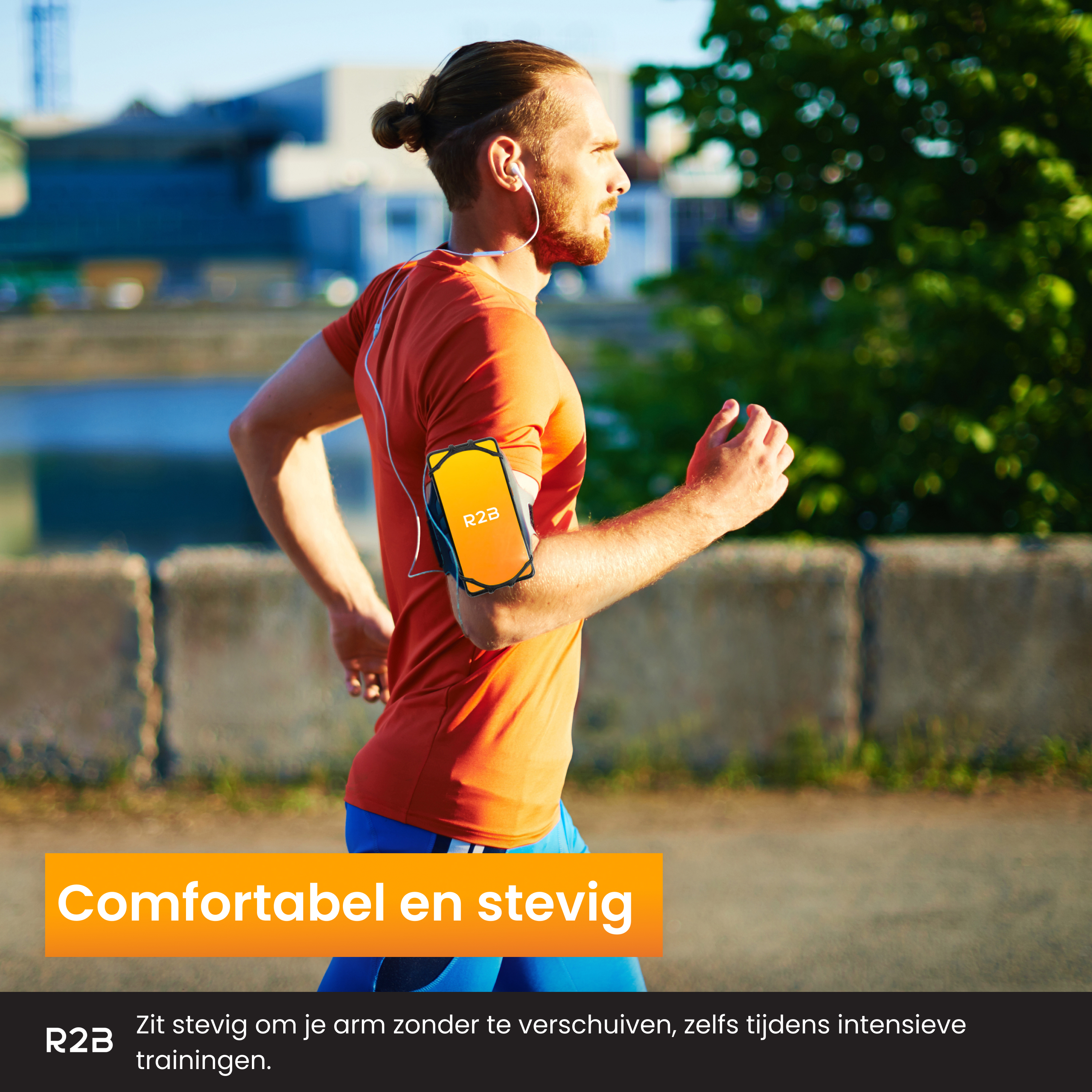 Mann rennt mit Armband. Das Band ist orange mit schwarzem Riemen und R2B-Logo.