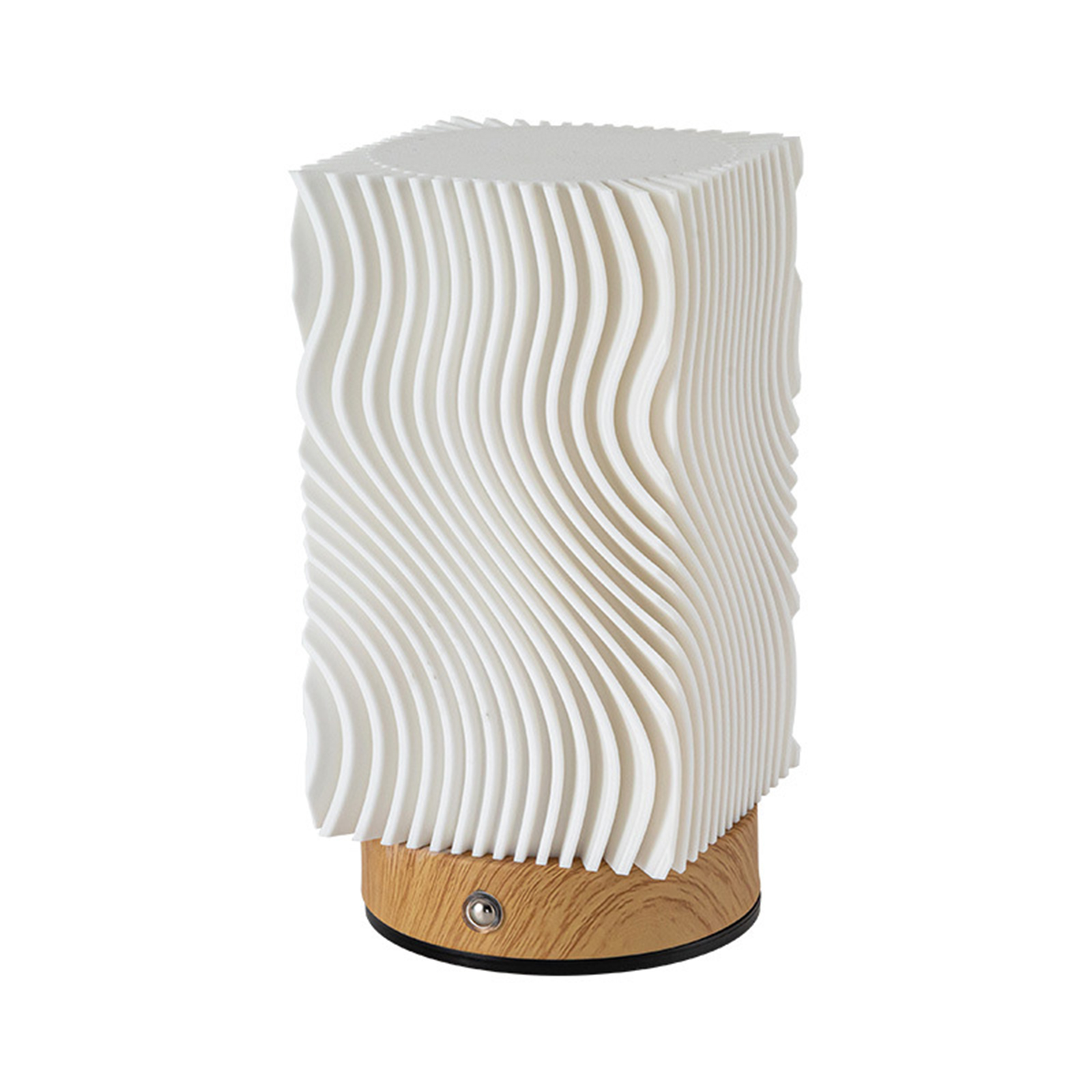 Weiße, wellenförmige, quadratische Lampe auf einem Holzsockel. Sie steht vor weißem Hintergrund.