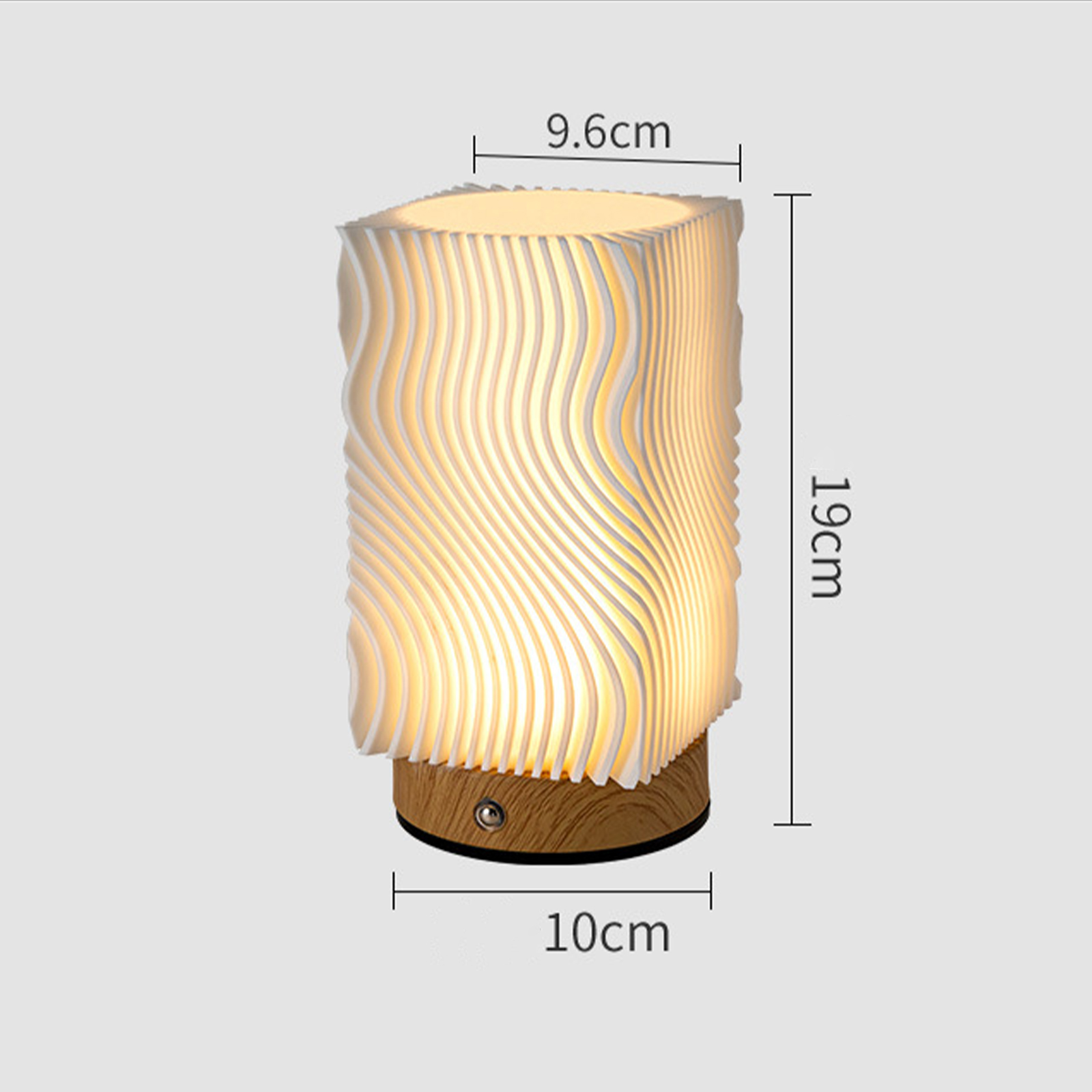 Eine weiße und holzfarbene Nachttischlampe. Sie hat eine rechteckige Form mit vertikalen Linien.