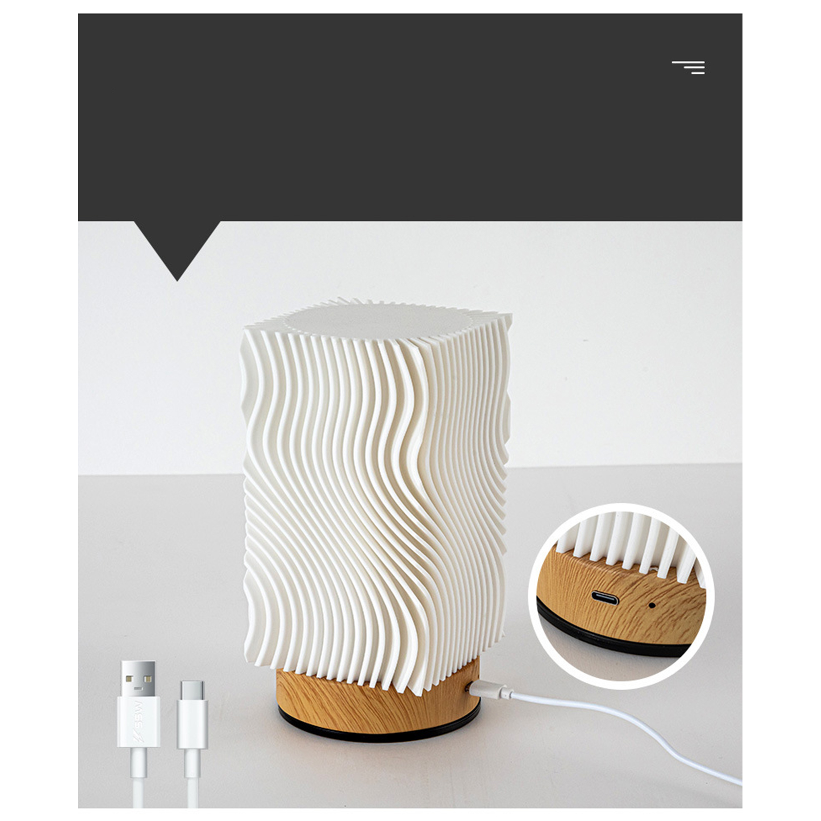 Eine weiße, wellenförmige Lampe auf einem Holzsockel, mit angeschlossenem USB-Kabel und zwei USB-Anschlüssen.