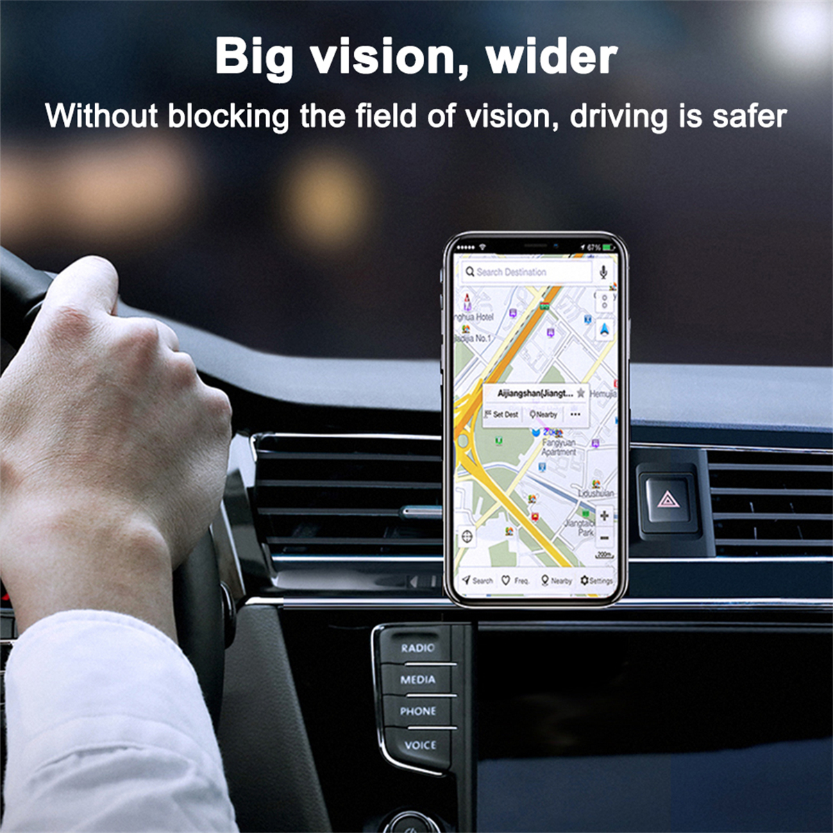 Hand am Lenkrad, Telefon zeigt Navigations-App, Radiobedienelemente. Dunkles Armaturenbrett, Innenaufnahme.