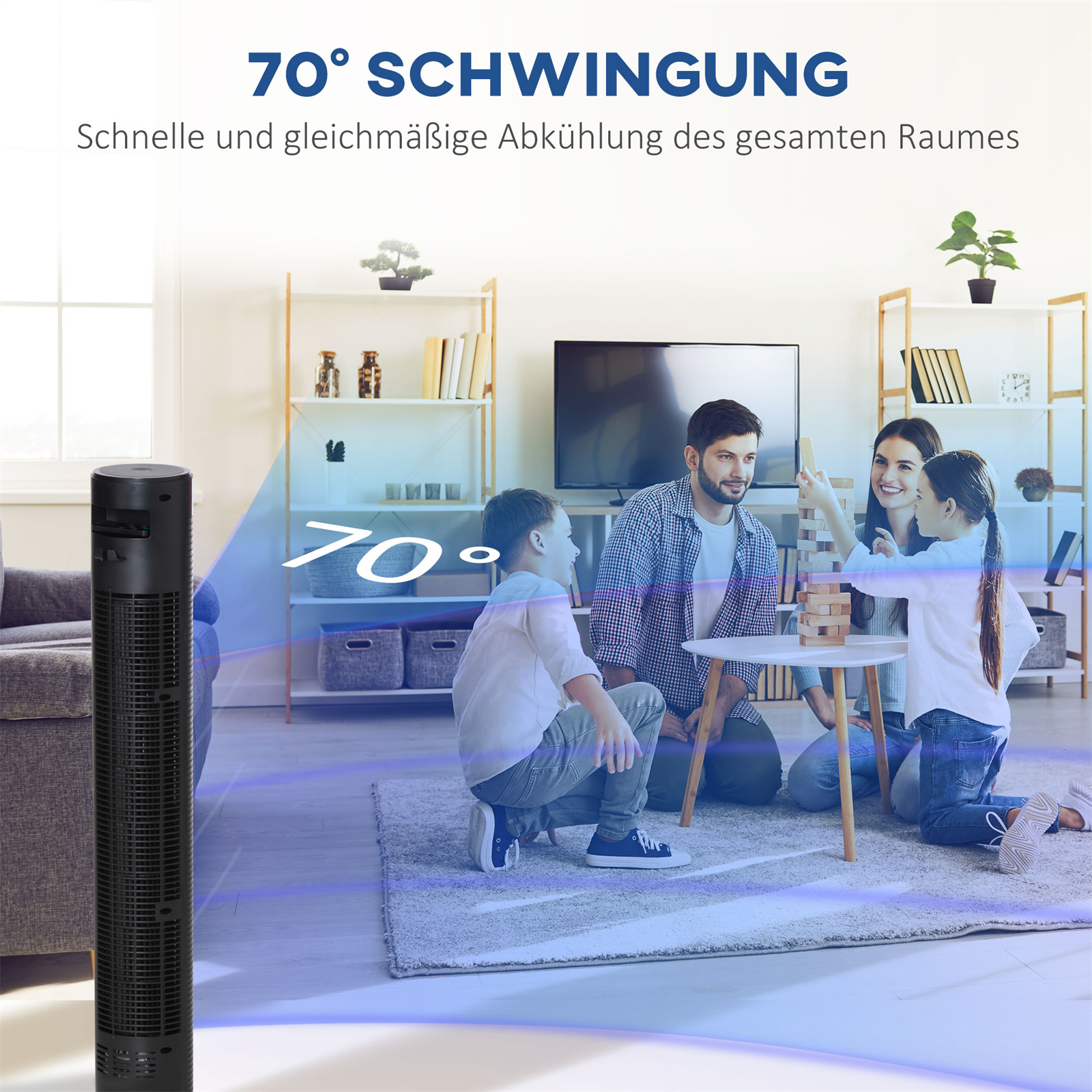 Schwarzer Ventilator im Wohnzimmer mit spielender Familie. Text: 70° Schwingung, schnelle Kühlung.