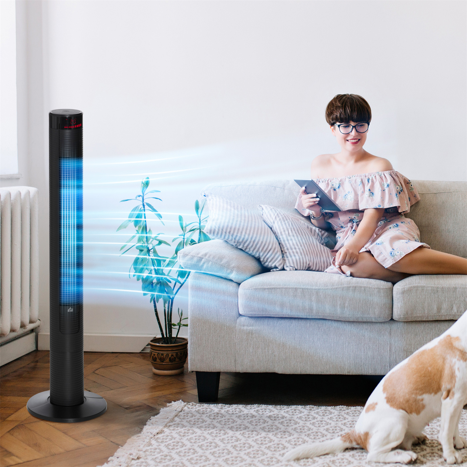 Frau auf Sofa mit Ventilator, Hund und Pflanze, mit hellblauem Luftstrom.