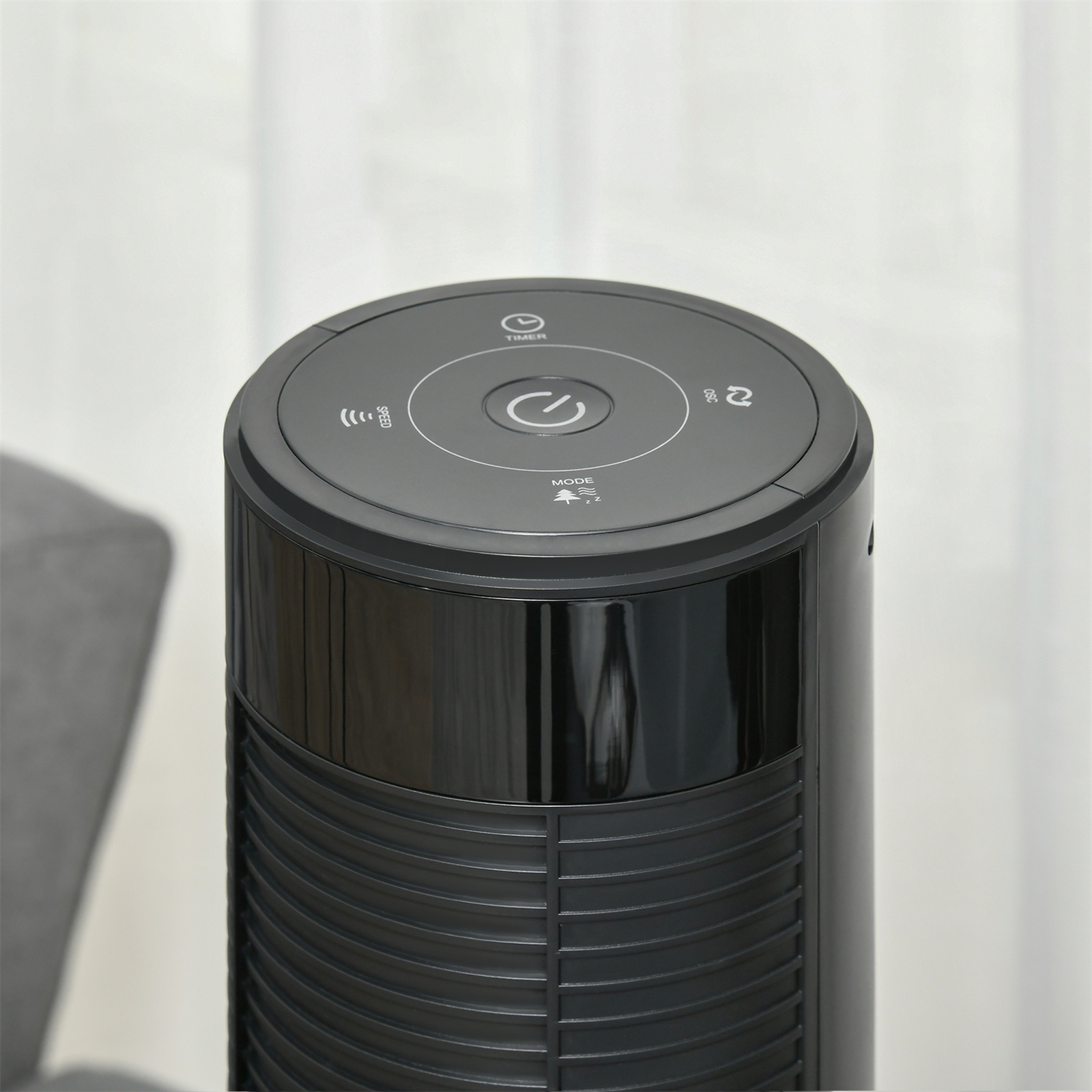Schwarzer Turmventilator mit Bedienfeld oben. Ein-Aus-Taste und andere Einstellungen.