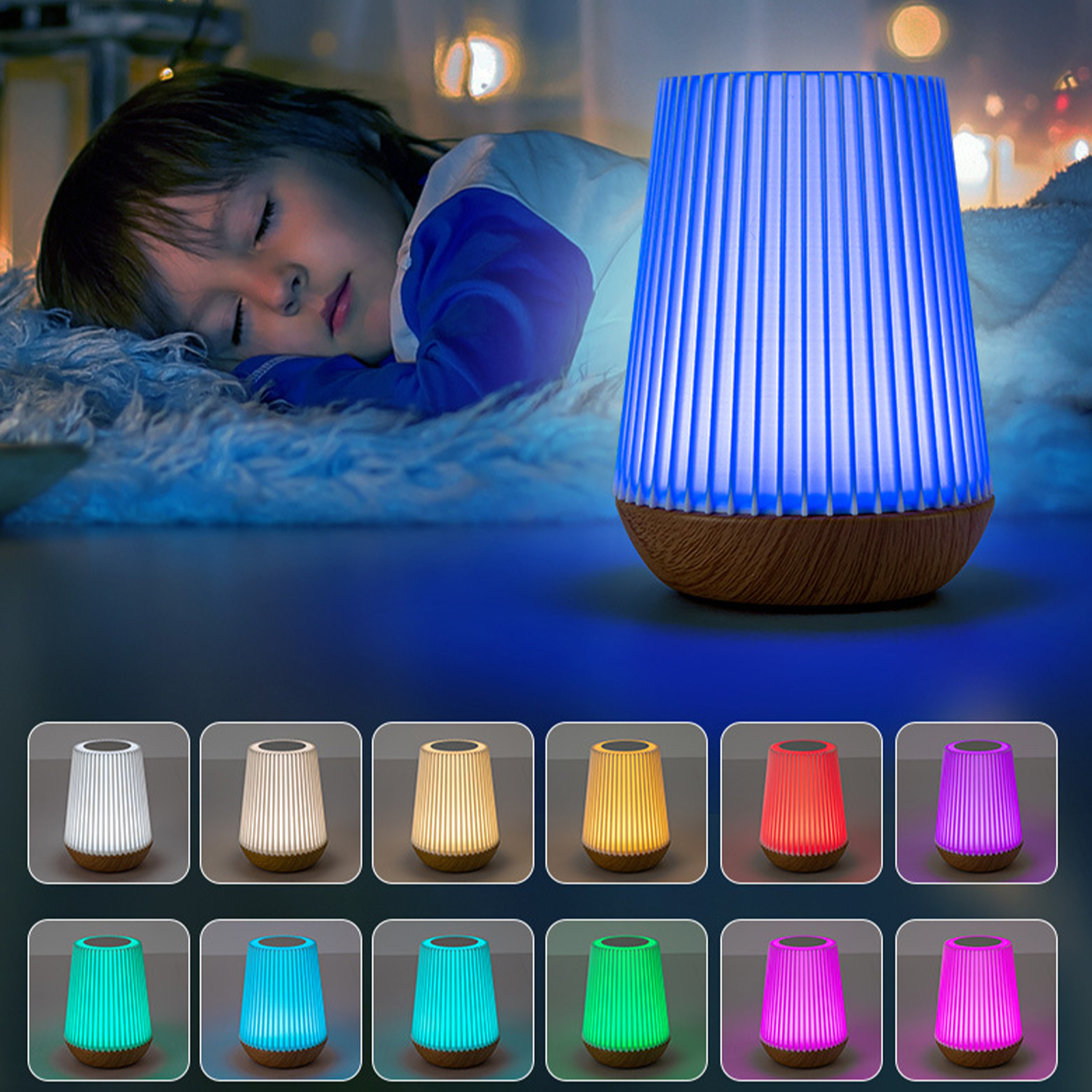 Ein Kind schläft neben einem Nachtlicht. Das Licht ist ein Holzsockel mit blau gestreifter Spitze.