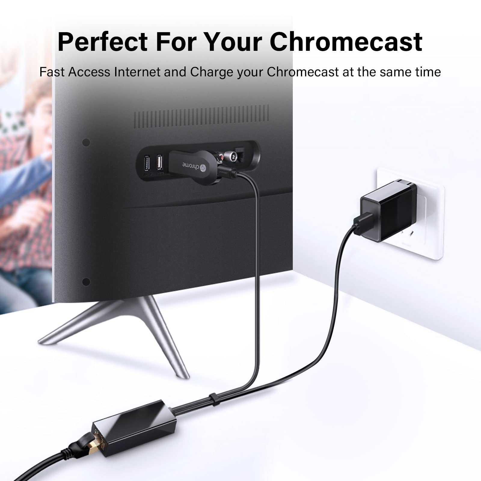 Ein Chromecast-Gerät, das an einen Fernseher und eine Steckdose angeschlossen ist.