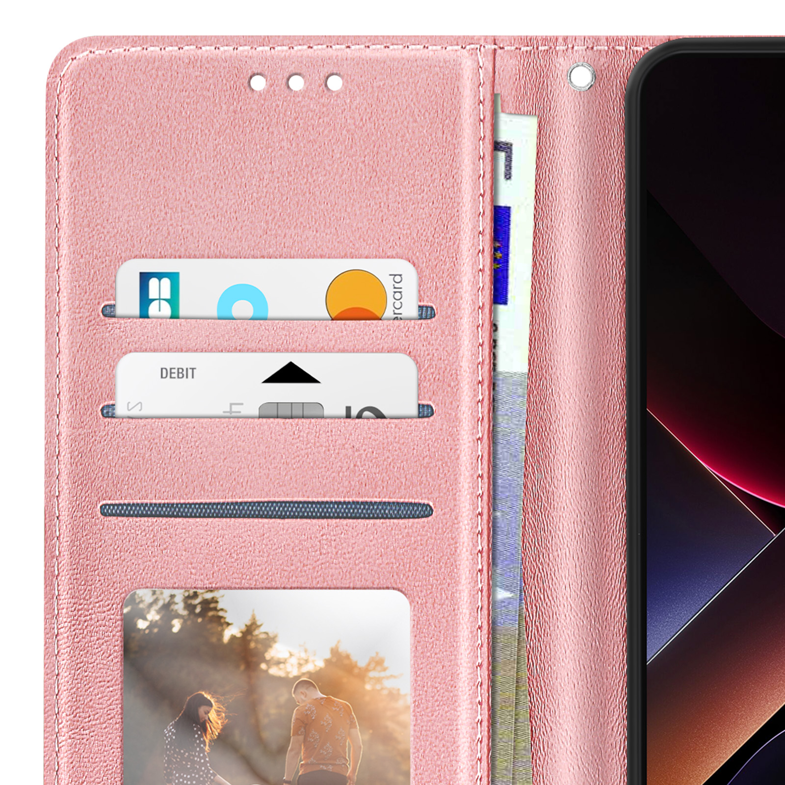 Custodia per telefono rosa, aperta, che mostra fessure per carte, foto e telefono parzialmente visibile.