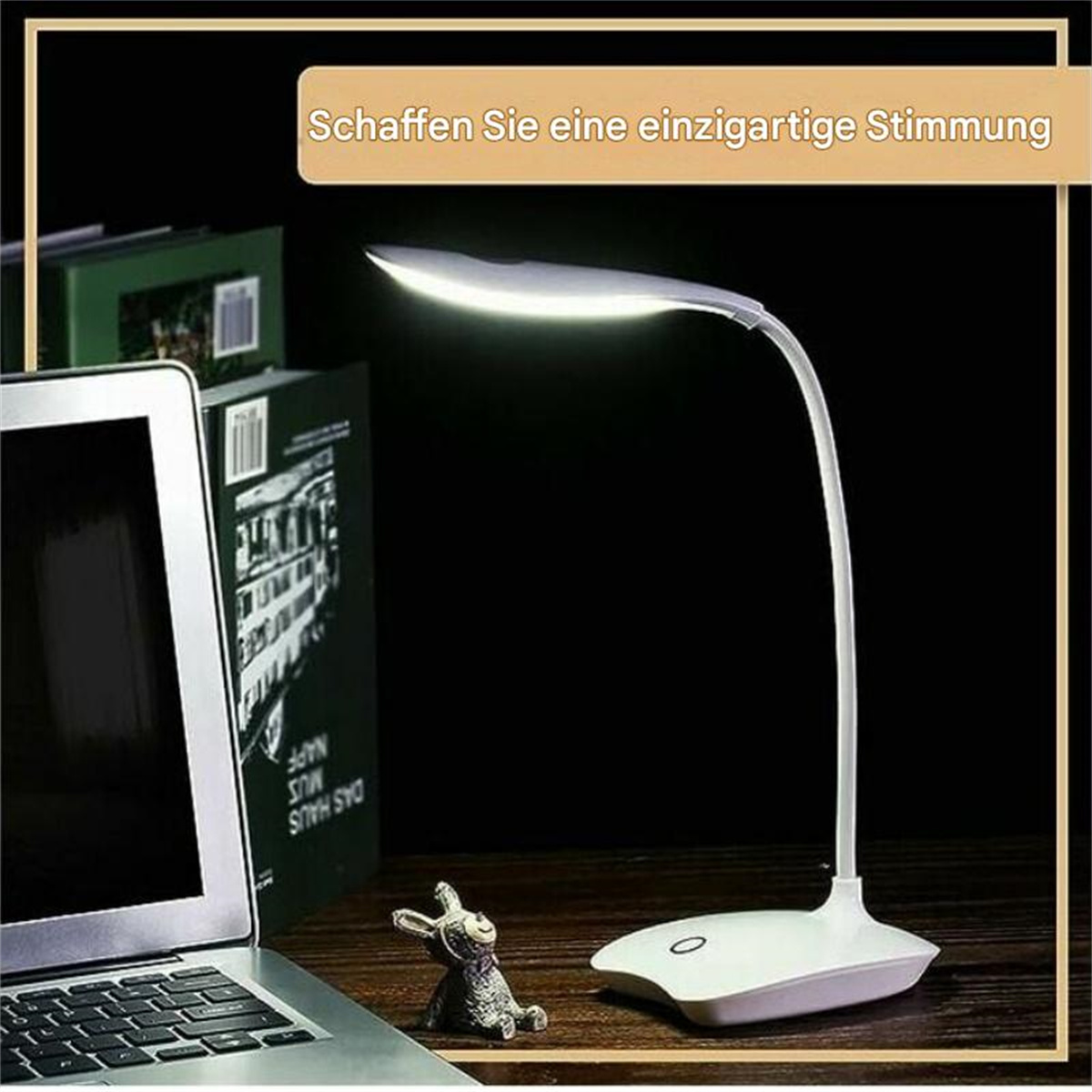 Eine weiße Schreibtischlampe mit gebogenem Hals steht auf einem Schreibtisch, neben einem Laptop und Büchern.