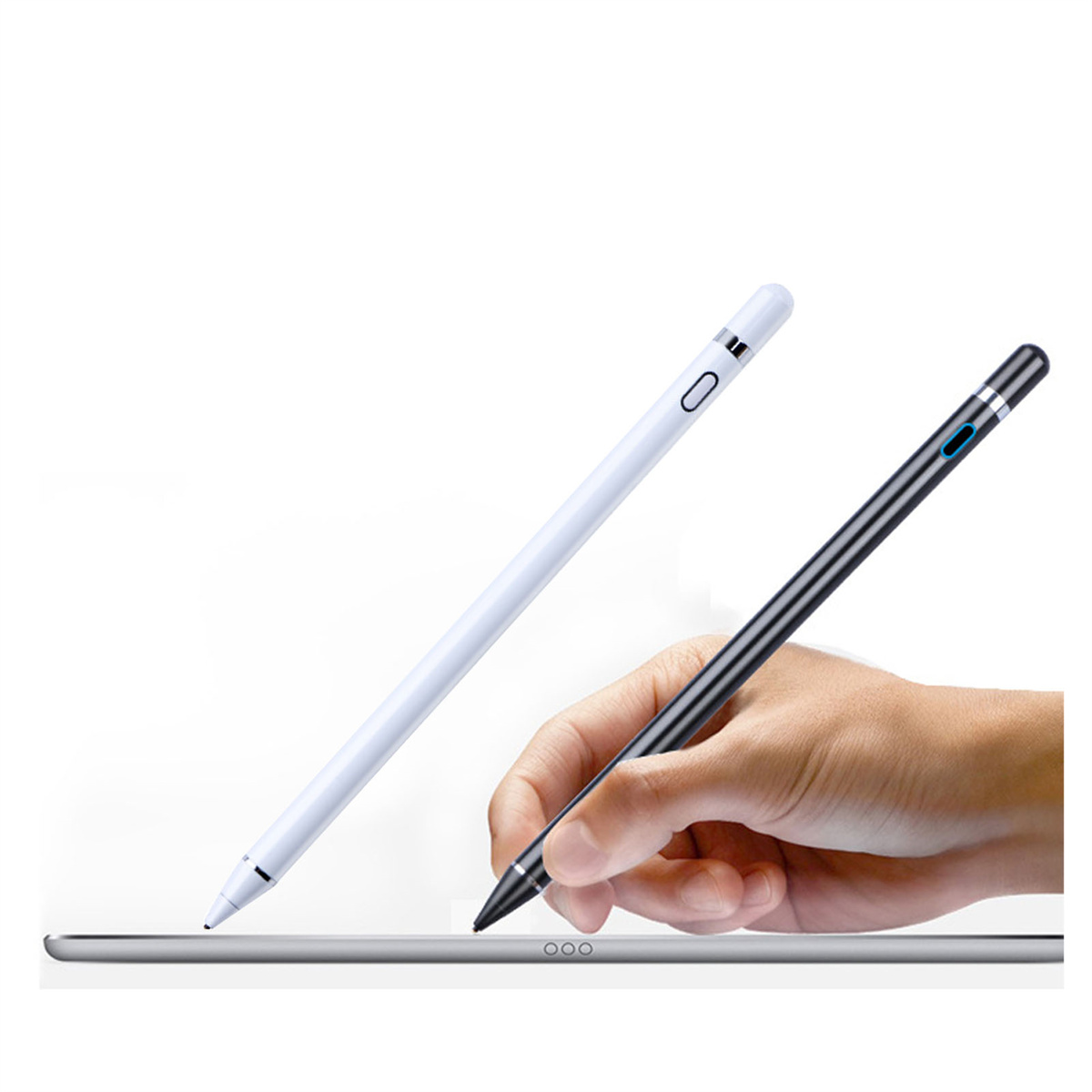 Zwei Stifte, einer weiß und einer schwarz, liegen auf einem Tablet, eine Hand hält den schwarzen.
