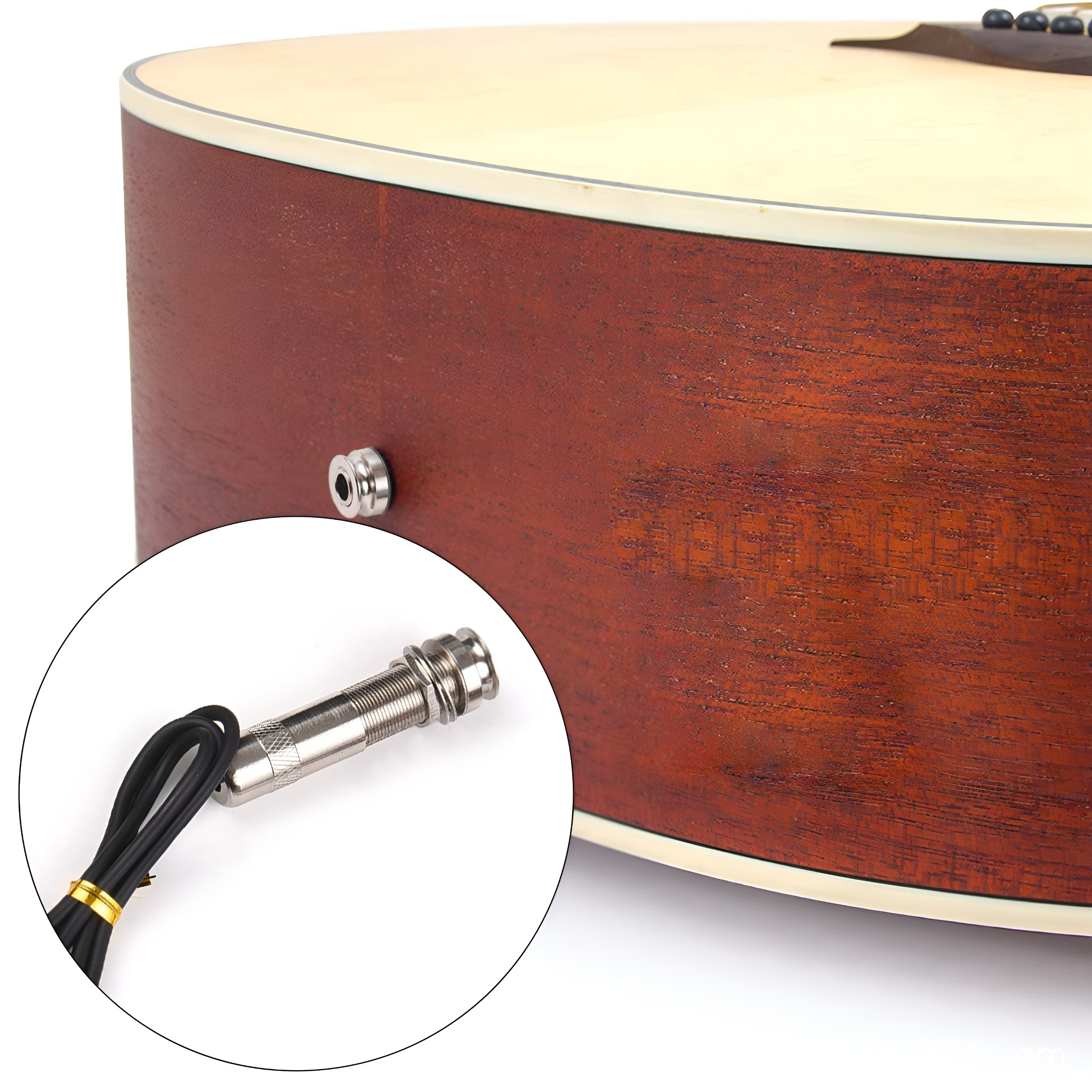 Gitarrenseite mit Anschluss. Nahaufnahme zeigt Anschluss und ein schwarzes Kabel mit Metallstecker.
