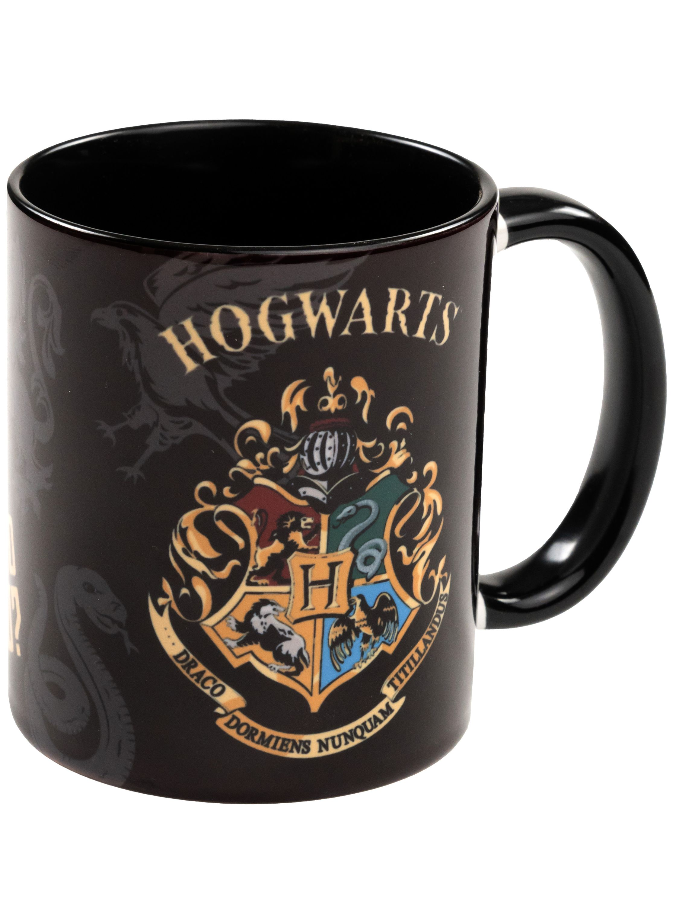 Schwarze Tasse mit Harry Potters Hogwarts-Wappen und Logo.