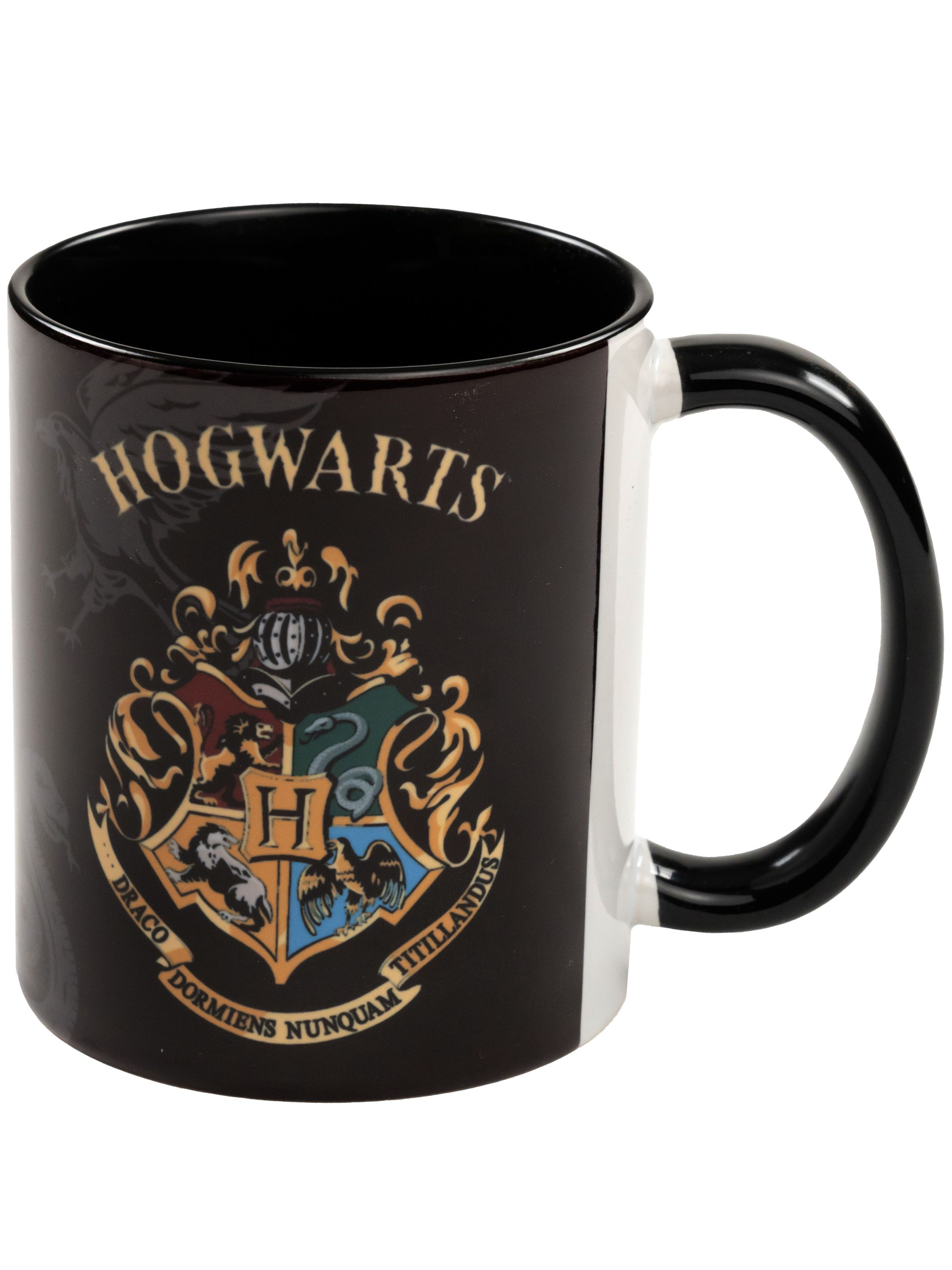 Eine schwarz-weiße Hogwarts-Tasse mit dem Hogwarts-Wappen.