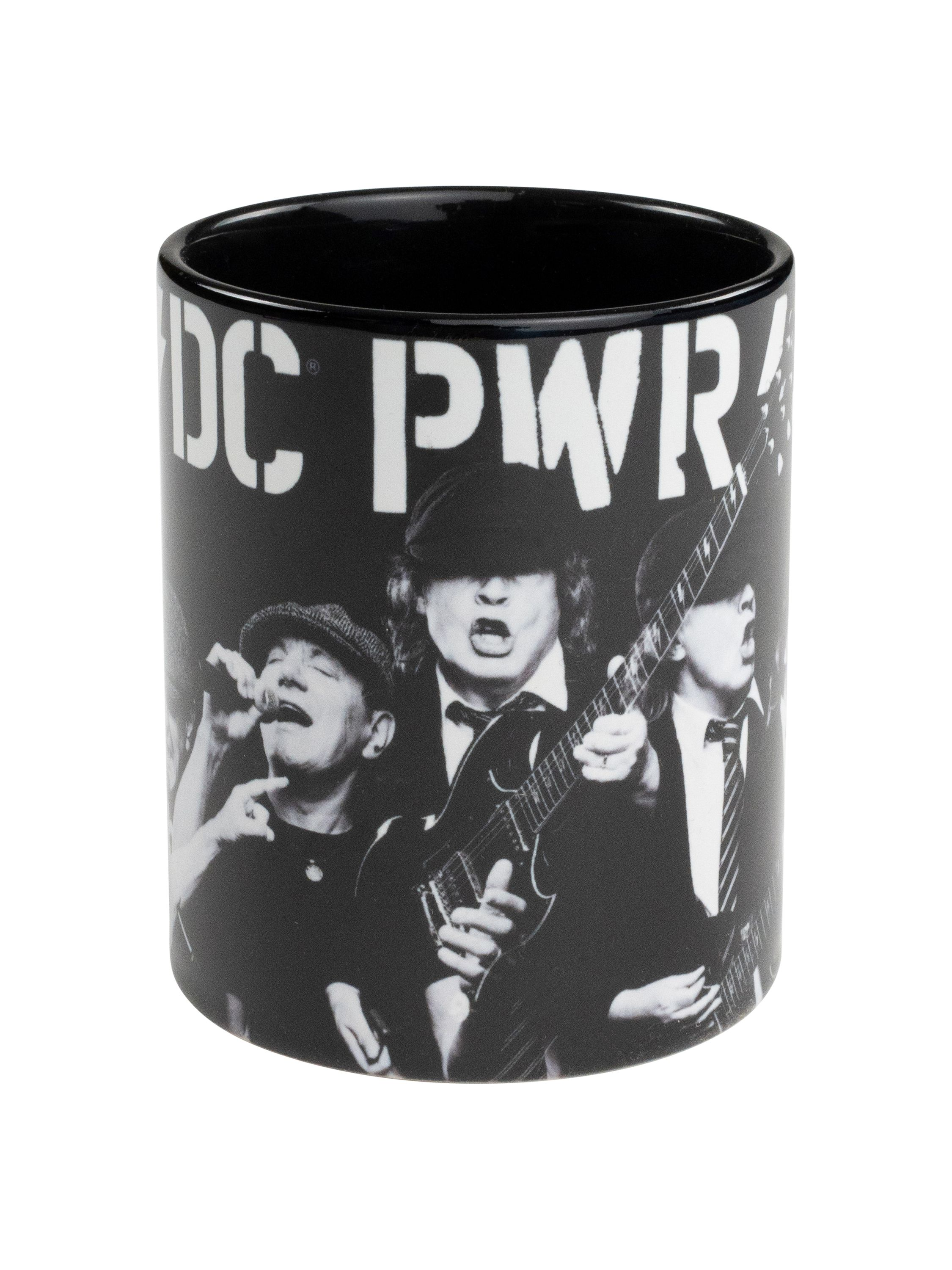 Eine schwarz-weiße AC/DC-Tasse mit Bandmitgliedern. Die Tasse steht vor weißem Hintergrund.
