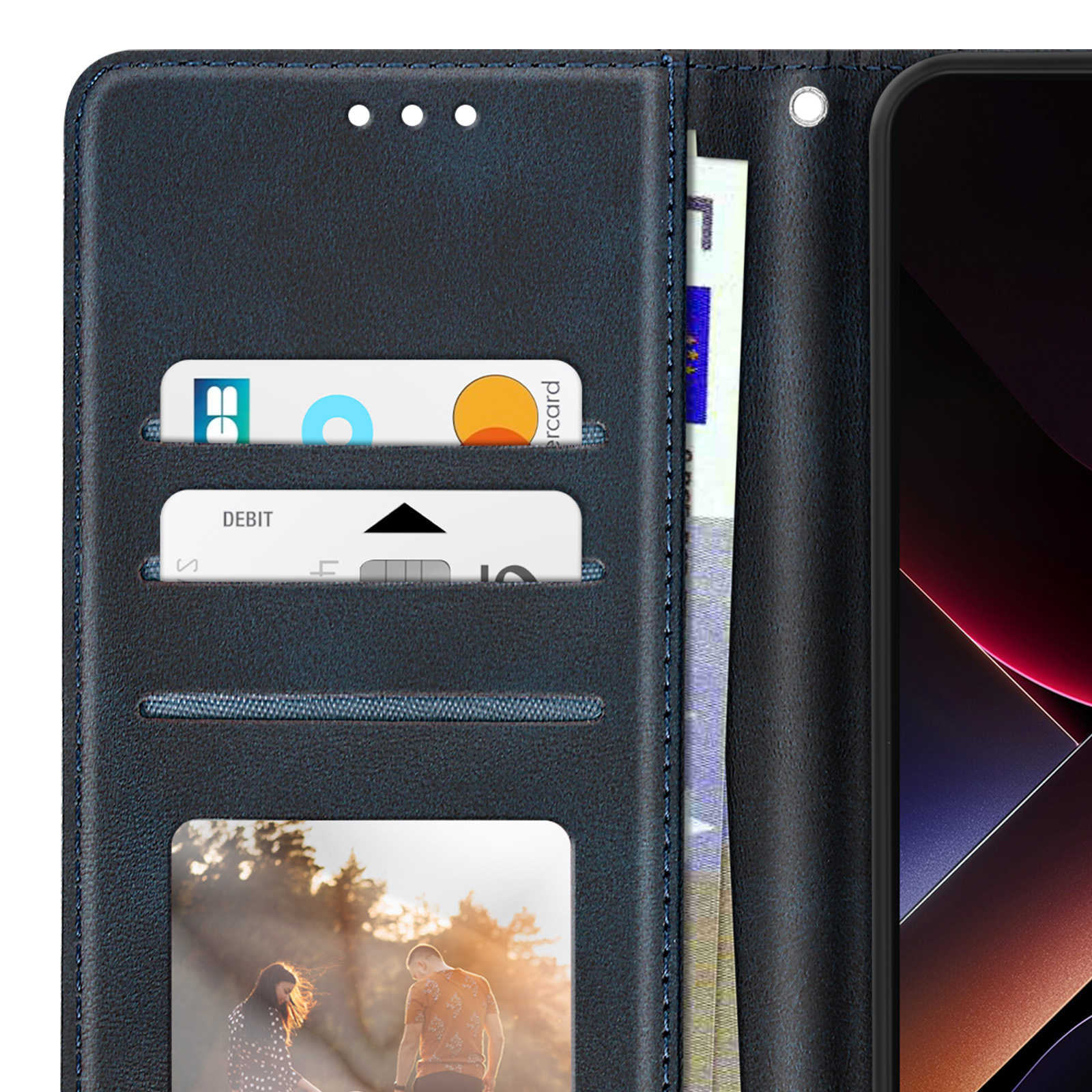 Custodia per telefono in pelle blu con scomparti per carte, una foto e un po' di soldi.