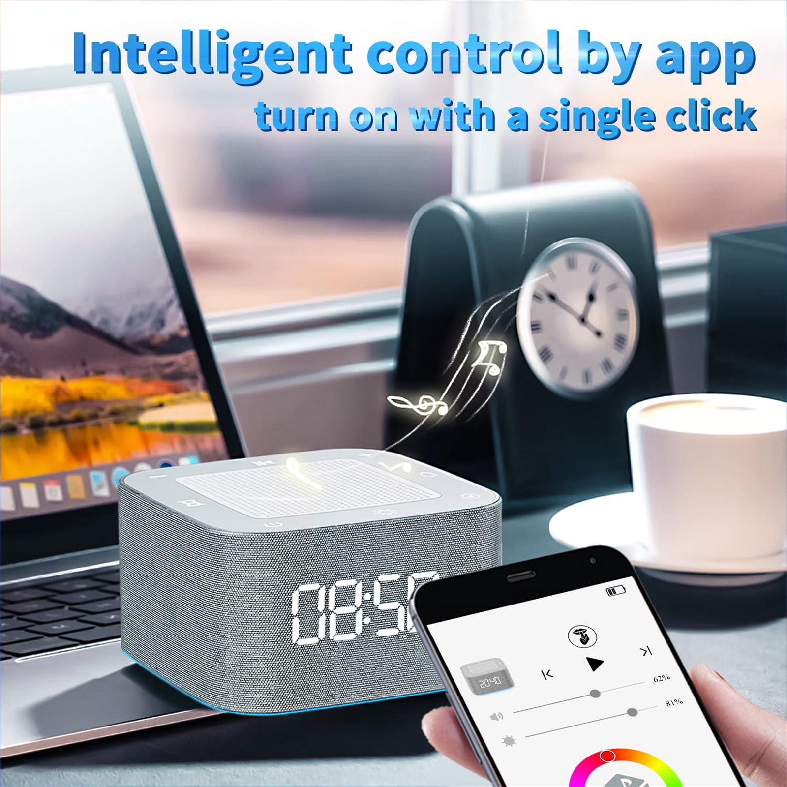 Ein grauer Lautsprecher mit Digitaluhr, Smartphone und Kaffeetasse stehen auf einem Tisch.