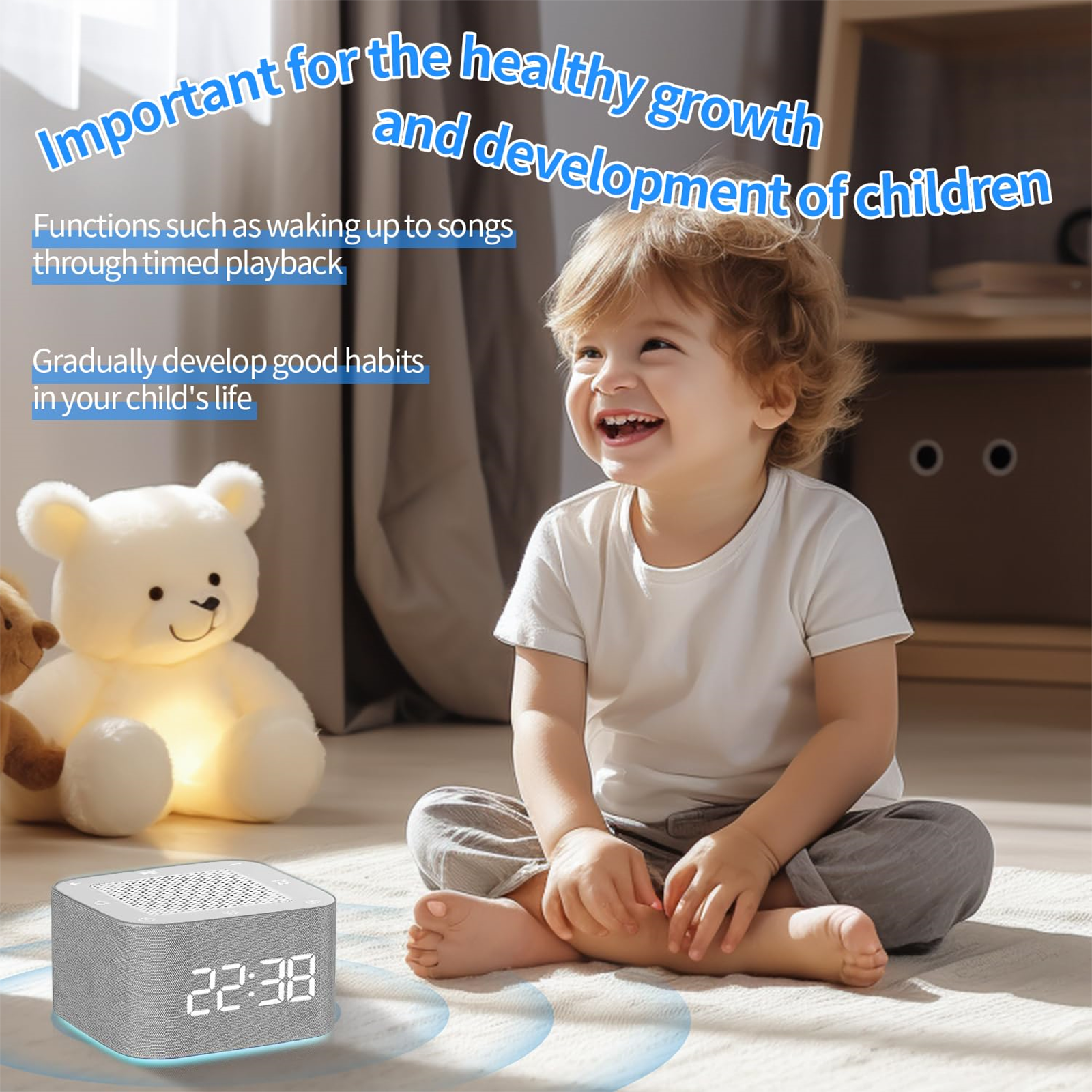 Ein Baby lächelt, mit Text über gesunde Entwicklung. Ein Teddybär und eine Digitaluhr sind sichtbar.