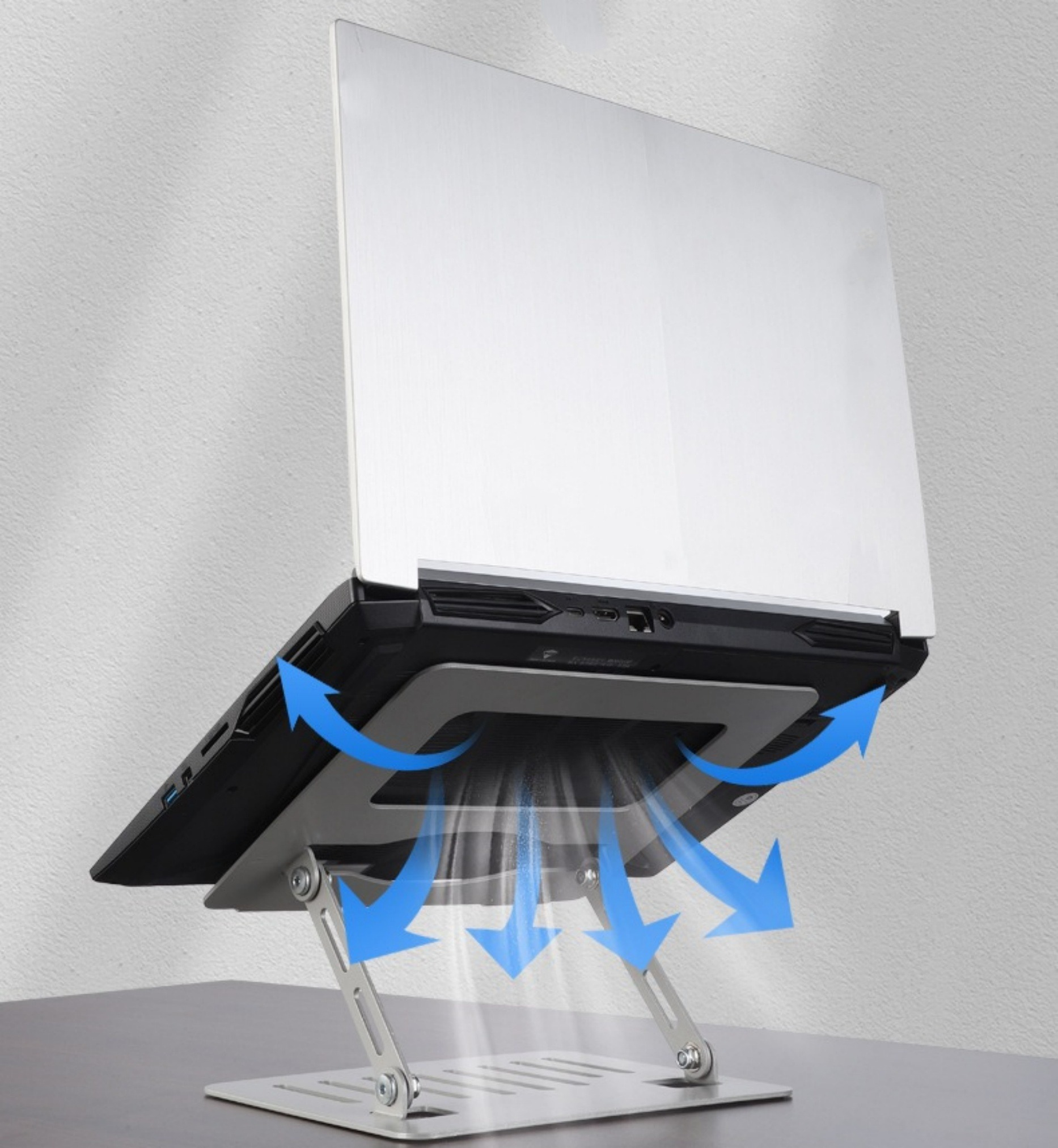 Ein Laptop auf einem Ständer mit blauen Pfeilen, die den Luftstrom zeigen, und einem weißen Hintergrund.