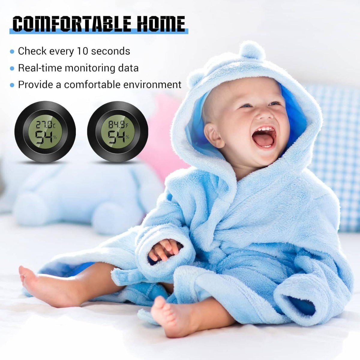 Ein Baby in einem blauen Bademantel lächelt, mit zwei digitalen Thermometern, die Temperatur und Luftfeuchtigkeit anzeigen.