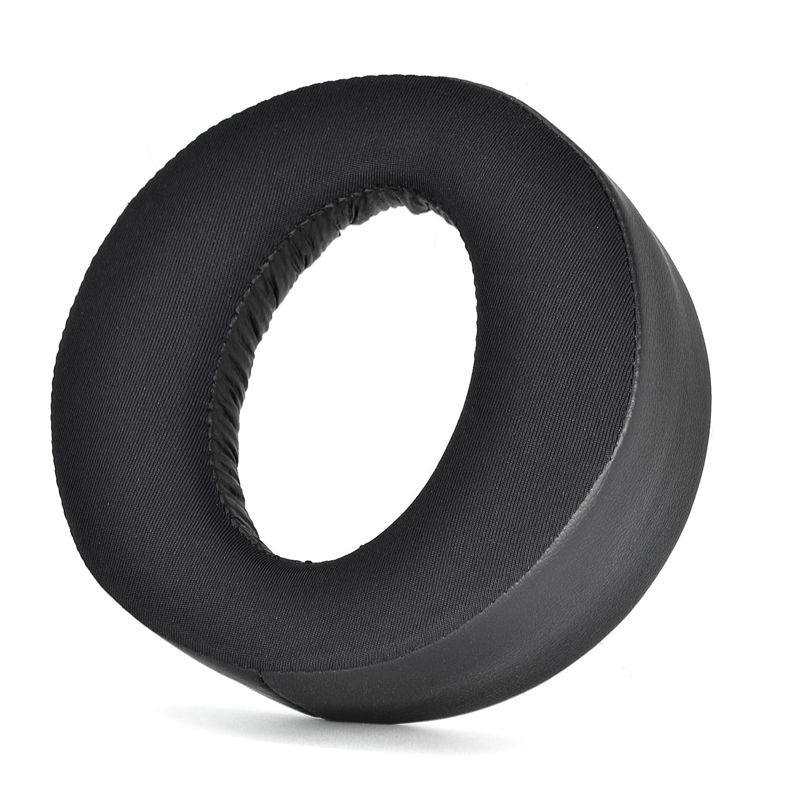 Schwarzes, donut-förmiges Kissen mit Loch in der Mitte. Auf weißer Oberfläche.
