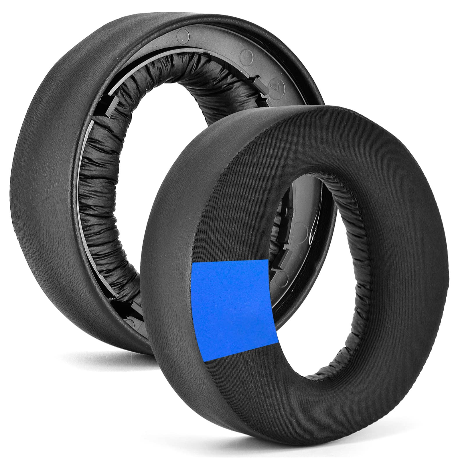 Zwei schwarze Ohrpolster. Eines hat ein blaues Quadrat auf der Innenseite, das den Stoff zeigt.