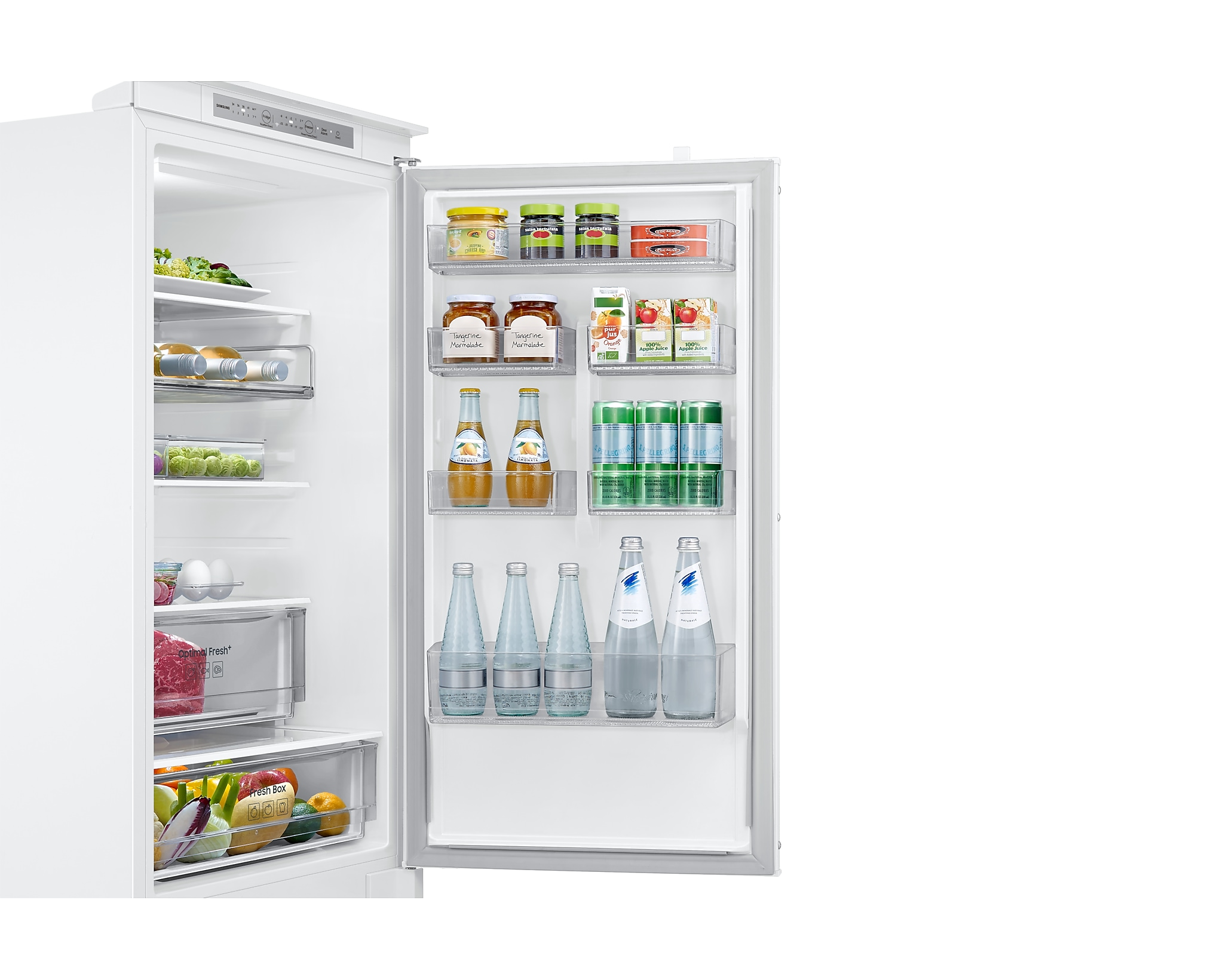 Wnętrze białej lodówki z jedzeniem i napojami. Białe tło.