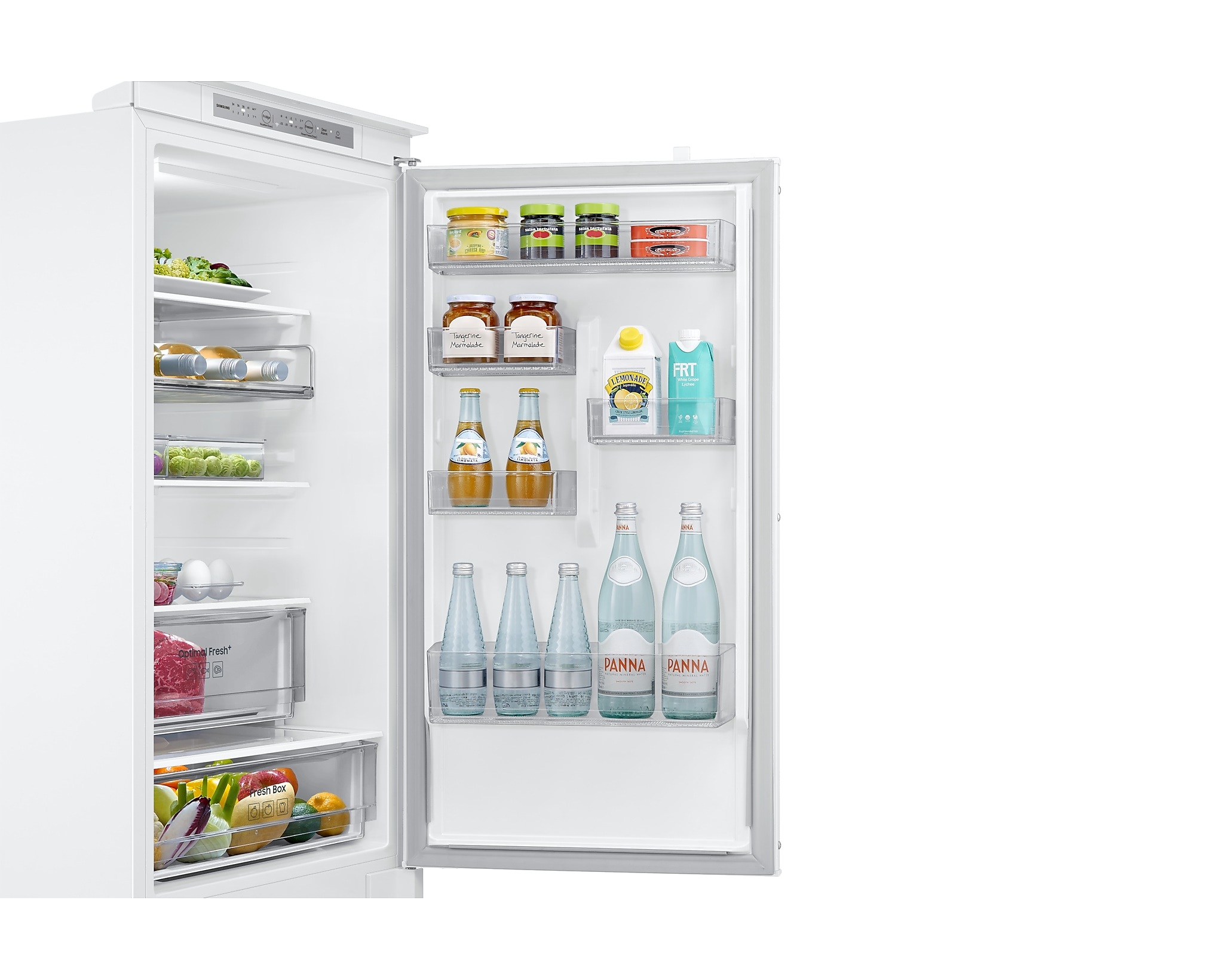 Lodówka z otwartymi drzwiami, odsłaniająca półki z jedzeniem i napojami, odizolowana.