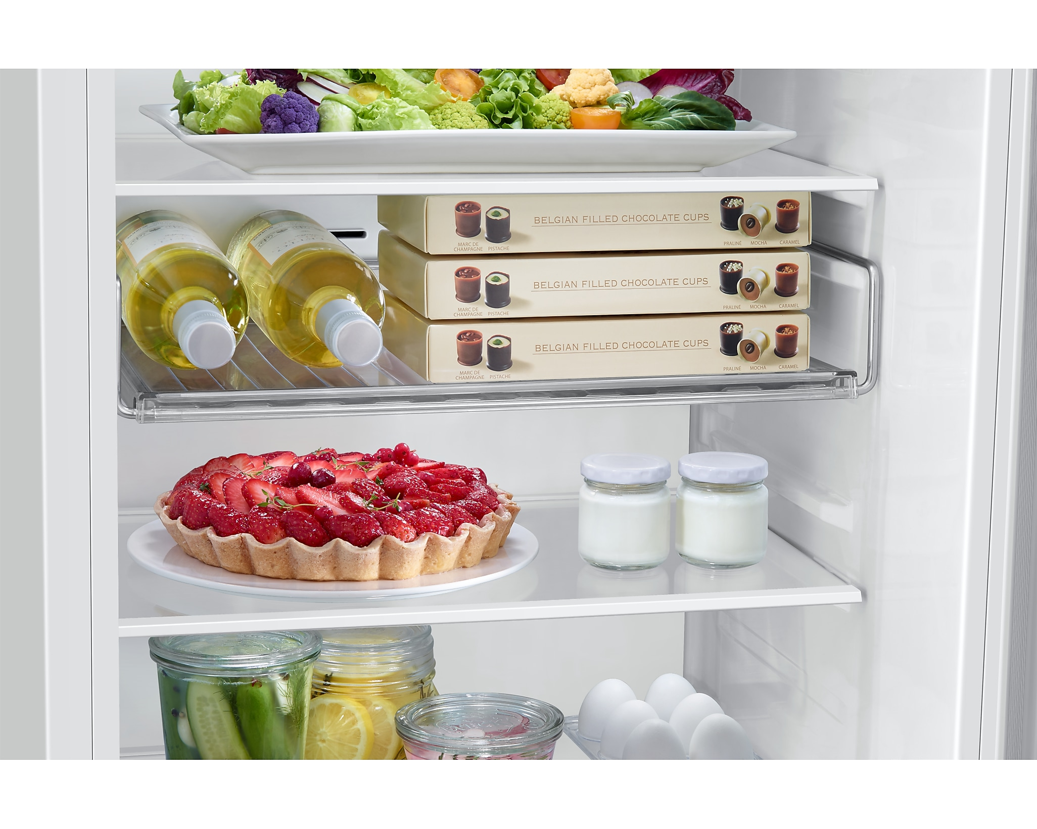 Wnętrze lodówki z produktami spożywczymi na półkach.