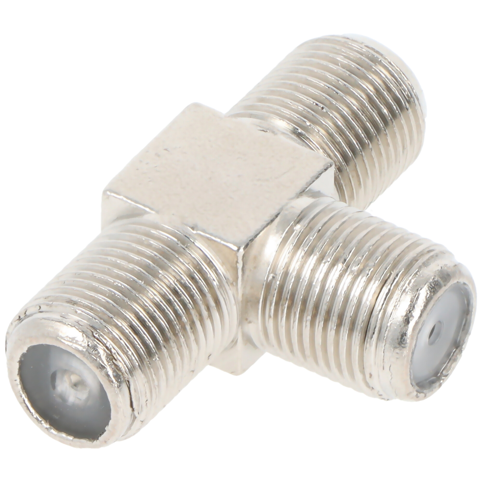 Connettore a T argentato con tre porte. Metallo lucido. Sfondo bianco.