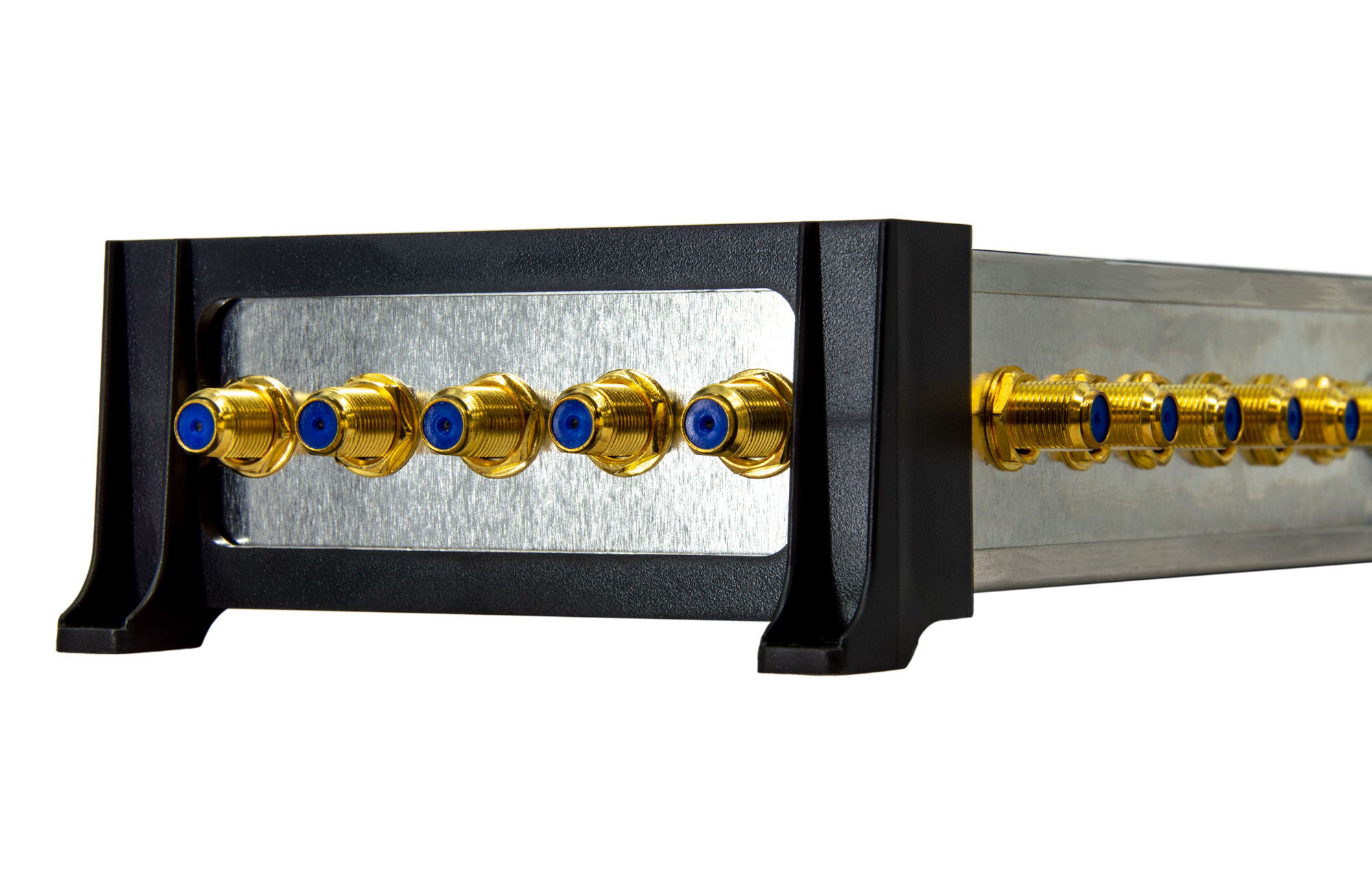 Elektronisches Gerät mit mehreren goldenen Anschlüssen. Es hat einen schwarzen Rahmen und ein silbernes Gehäuse.