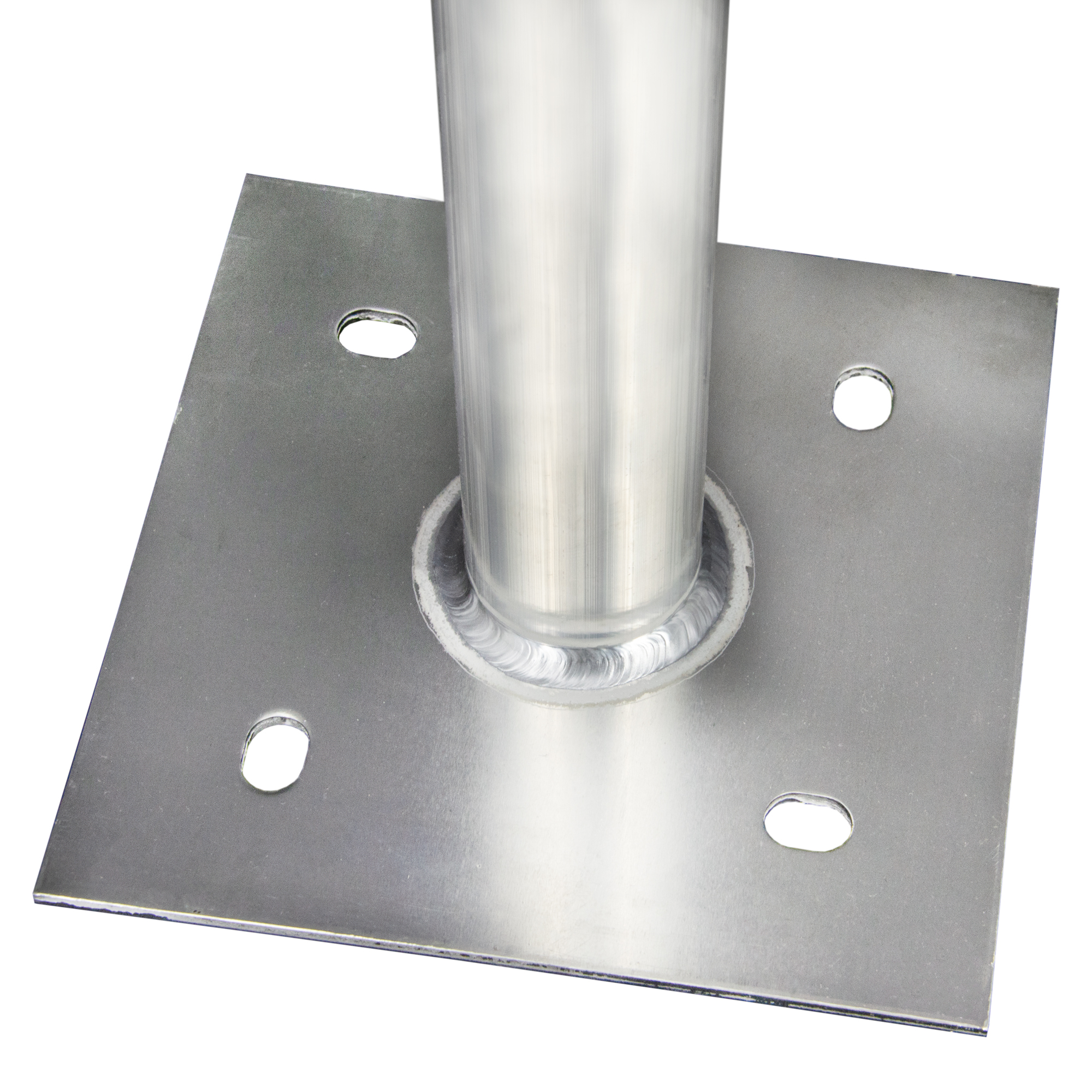 Ein silberner Metallpfosten, der an einer quadratischen Metallbasis mit Löchern zur Verschraubung befestigt ist.