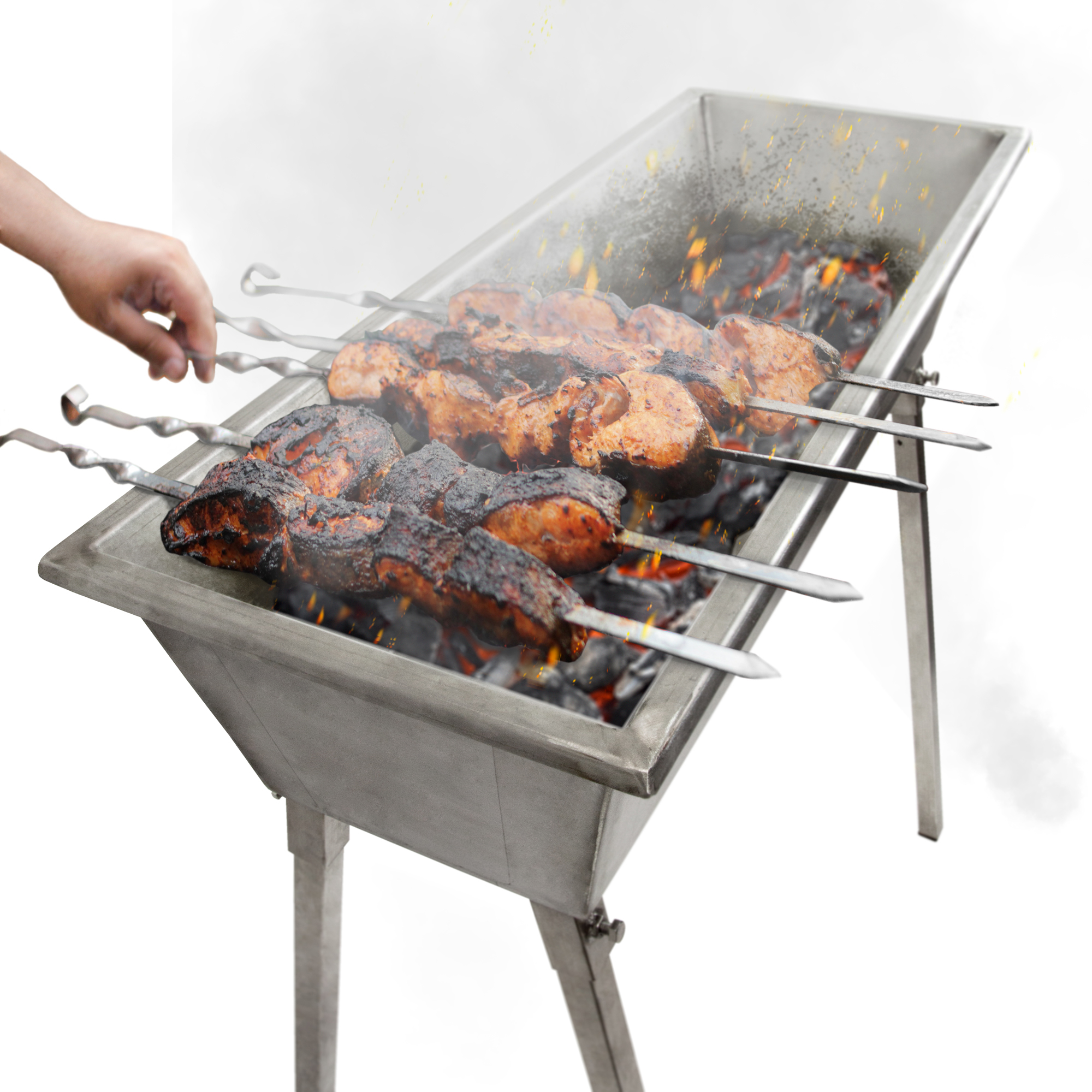 Spieße mit gegrilltem Fleisch auf einem Grill. Eine Hand greift danach. Der Grill steht auf einem Ständer.
