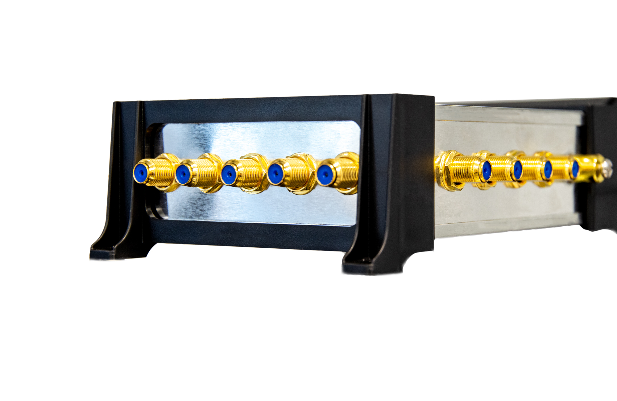 Silber-schwarzes Gerät mit mehreren goldenen Anschlüssen. Weißer Hintergrund.