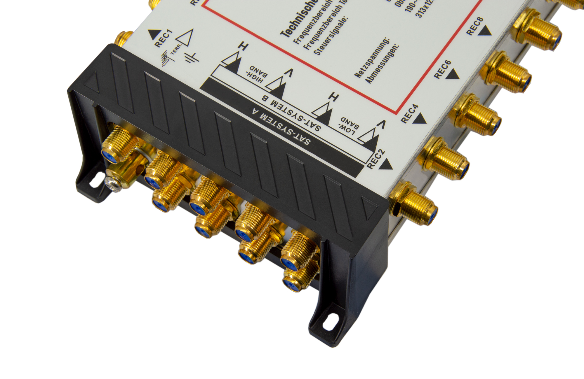 Nahaufnahme eines elektronischen Geräts mit mehreren goldfarbenen Anschlüssen und Etiketten. Das Gerät ist weiß.